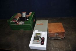 A TRAY CONTAINING ELECTRICAL TEST EQUIPMENT including a boxed Fluke 8024B multimeter, two Comark