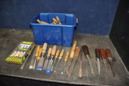 A TRAY CONTAINING WOOD CHISELS including Marples, Moseley, Henry Taylor, Stormont etc