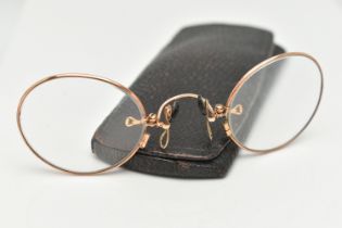 A PAIR OF EARLY 20TH CENTURY YELLOW METAL SPECTACLE GLASSES WITH CASE, the spectacles with plain