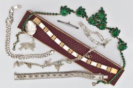 A SMALL ASSORTMENT OF JEWELLERY, to include a white metal bar brooch, stamped 9ct, approximate gross