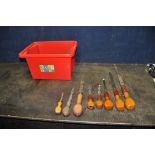 A TRAY CONTAINING VINTAGE AND MODERN 'LONDON' SCREWDRIVERS including a modern graduated set of