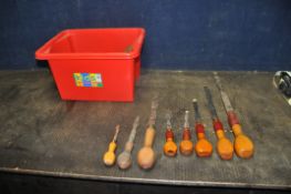 A TRAY CONTAINING VINTAGE AND MODERN 'LONDON' SCREWDRIVERS including a modern graduated set of