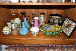 A COLLECTION OF CERAMICS, to include a Royal Doulton jardiniere with wavy rim (sd to rim), a