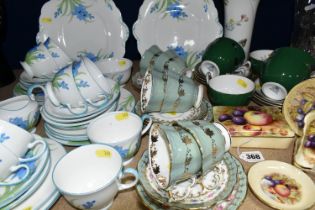 A GROUP OF AYNSLEY BONE CHINA INCLUDING FIVE SMALL PIECES PRINTED AND TINTED WITH ORCHARD FRUIT