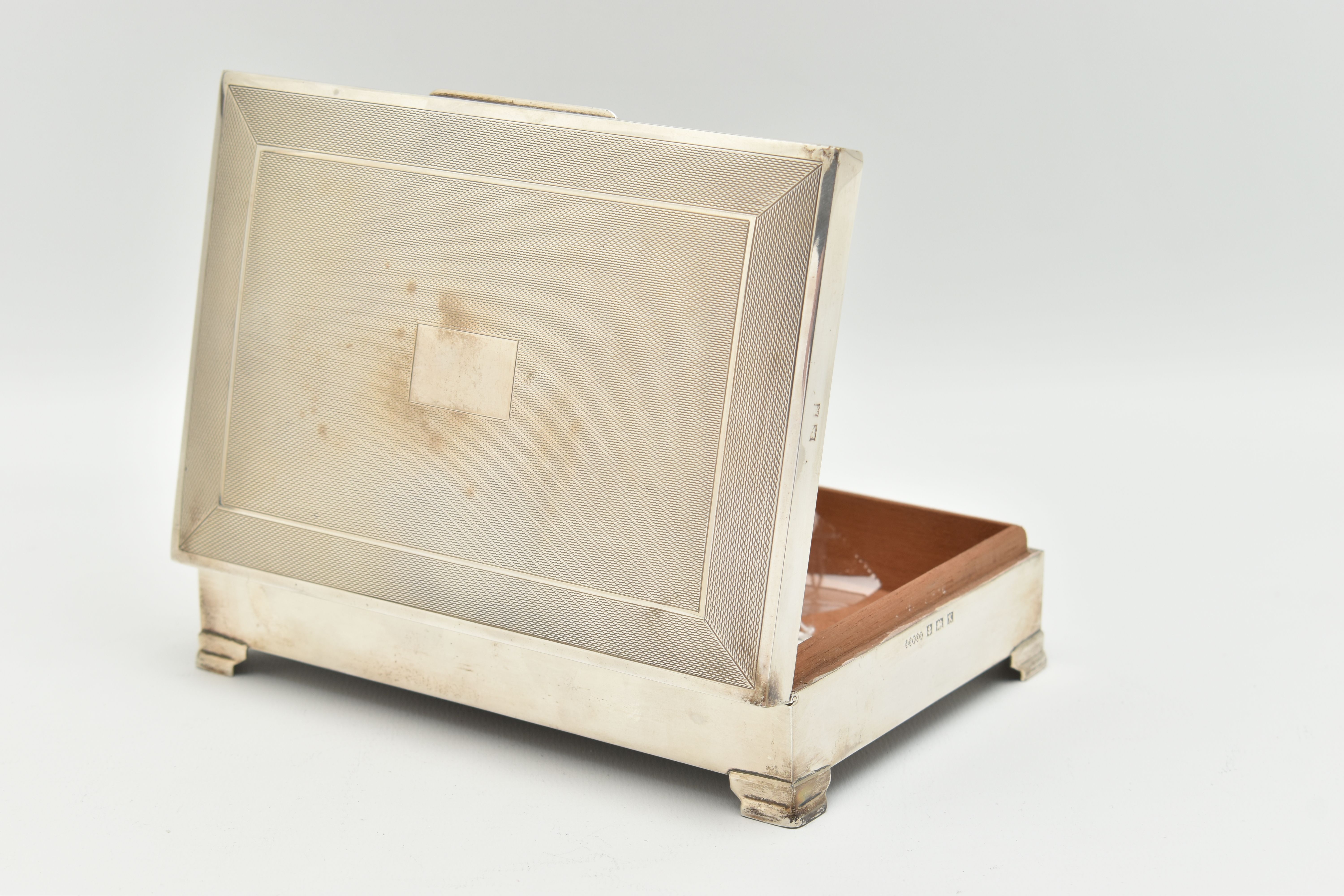 AN ELIZABETH II SILVER CIGARETTE BOX, rectangular engine turned pattern box with vacant cartouche, - Image 3 of 6