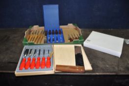 A TRAY CONTAINING MARPLES WOODWORKING TOOLS including a 12in square, a set of six wood chisels, a