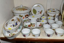 A SMALL COLLECTION OF ROYAL WORCESTER 'EVESHAM' PATTERN DINNER WARES ETC, to include two casserole