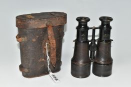 A PAIR OF WW1 BRITISH MILITARY ISSUE BINOCULARS ENGRAVED WITH A BROAD ARROW, also engraved with