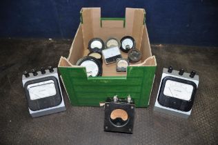 A TRAY CONTAINING VINTAGE VOLTAGE GAUGES and meters including two bench amp meters, a Victoria