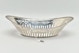 AN EDWARDIAN PIERCED SILVER DISH OF OVAL FORM, rope twist style rim, maker TW, Birmingham 1902, 7.