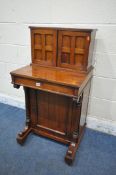 AN EARLY 20TH CENTURY MAHOGANY DAVENPORT, fitted with a double door top section, enclosing four