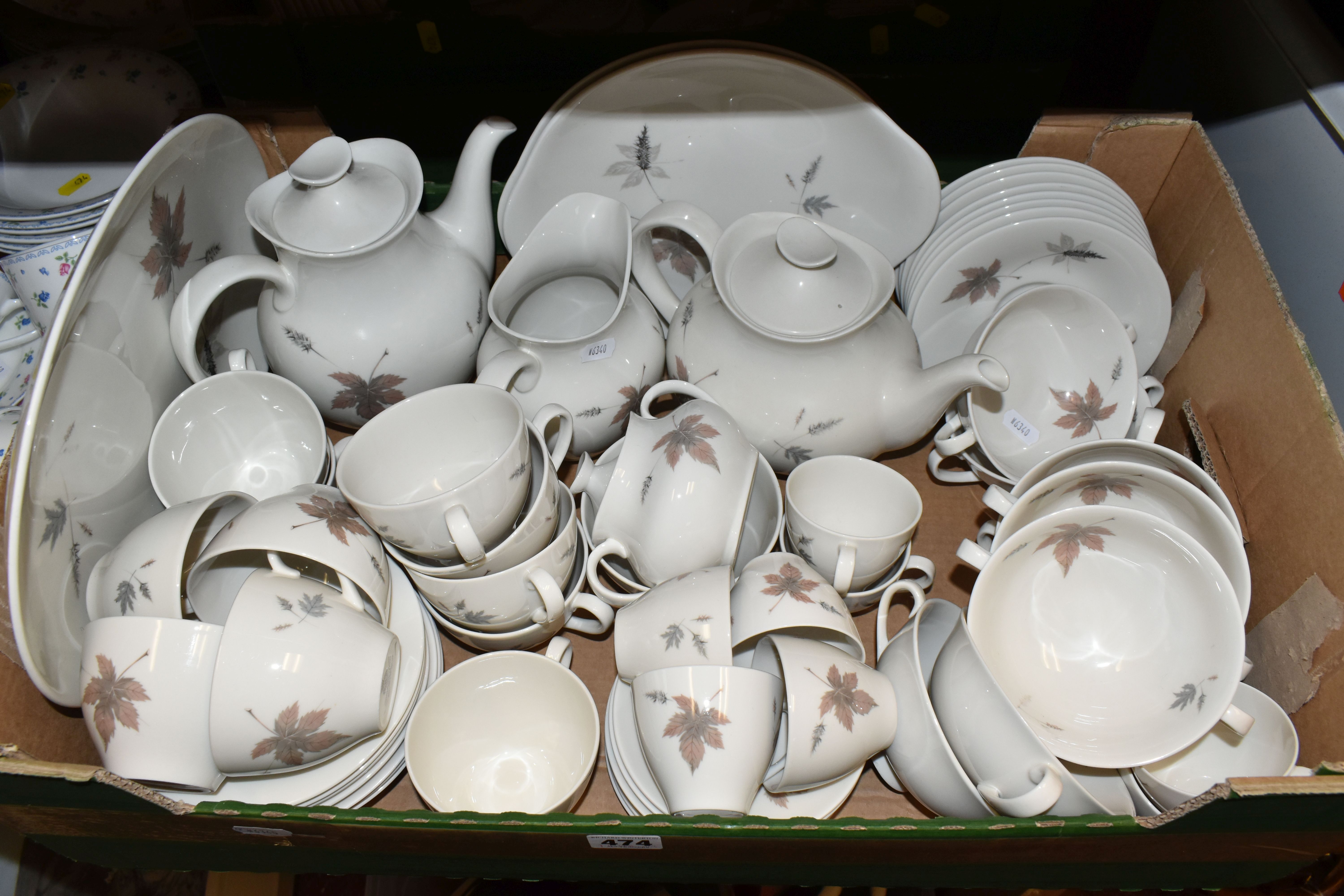 TWO BOXES AND LOOSE ROYAL DOULTON 'TUMBLING LEAVES' PATTERN DINNER SET, to include dinner plates, - Image 4 of 5