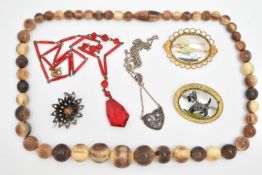 SIX ITEMS OF JEWELLERY, to include a carved horn bead necklace with screw clasp, a red bead