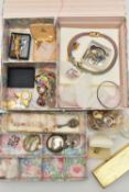 A BOX OF ASSORTED JEWELLERY, to include a white metal chain, white metal coin brooch, a white