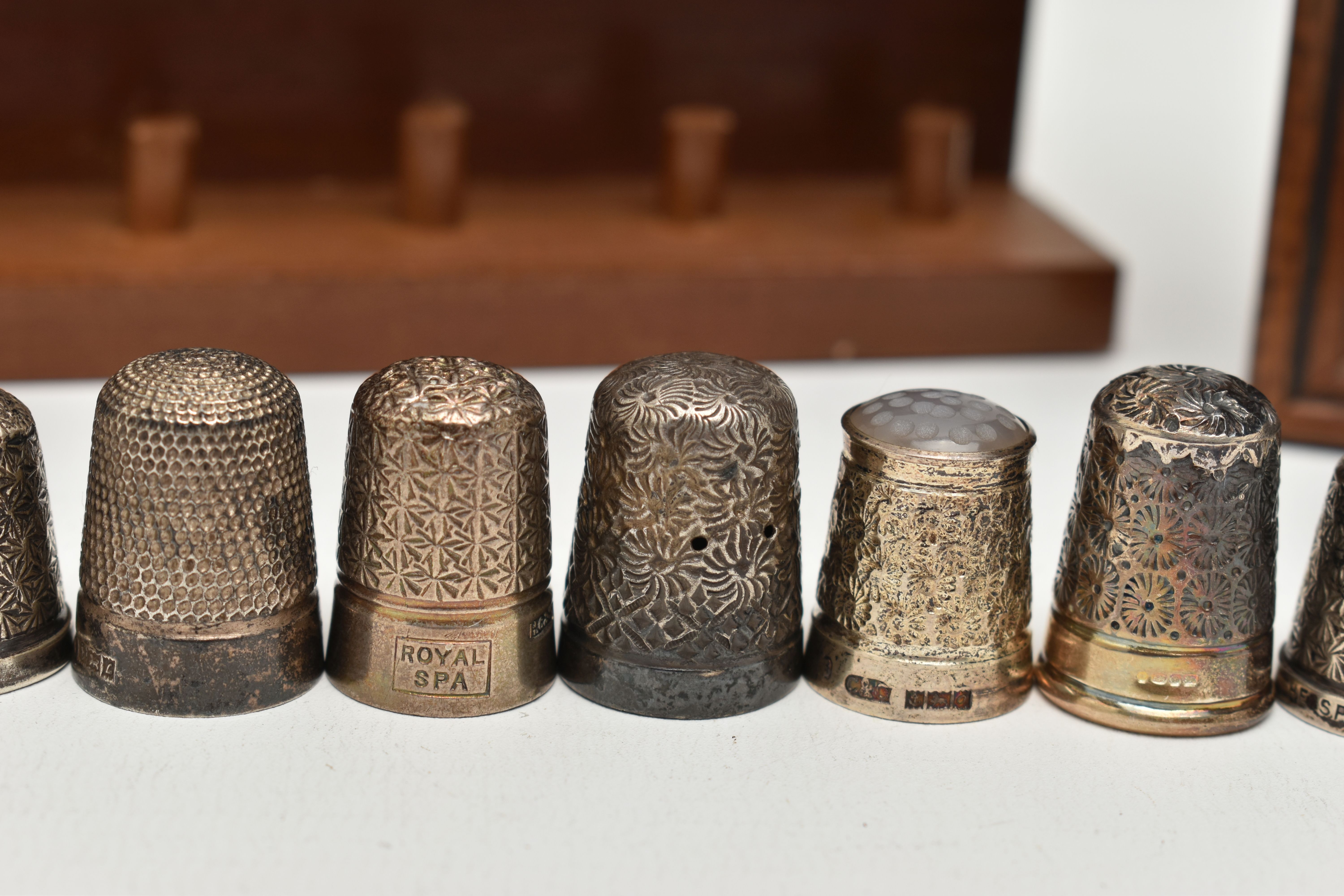 A SELECTION OF SILVER THIMBLES AND TWO DISPLAY SHELVES, to include twenty-one thimbles, various - Image 4 of 6