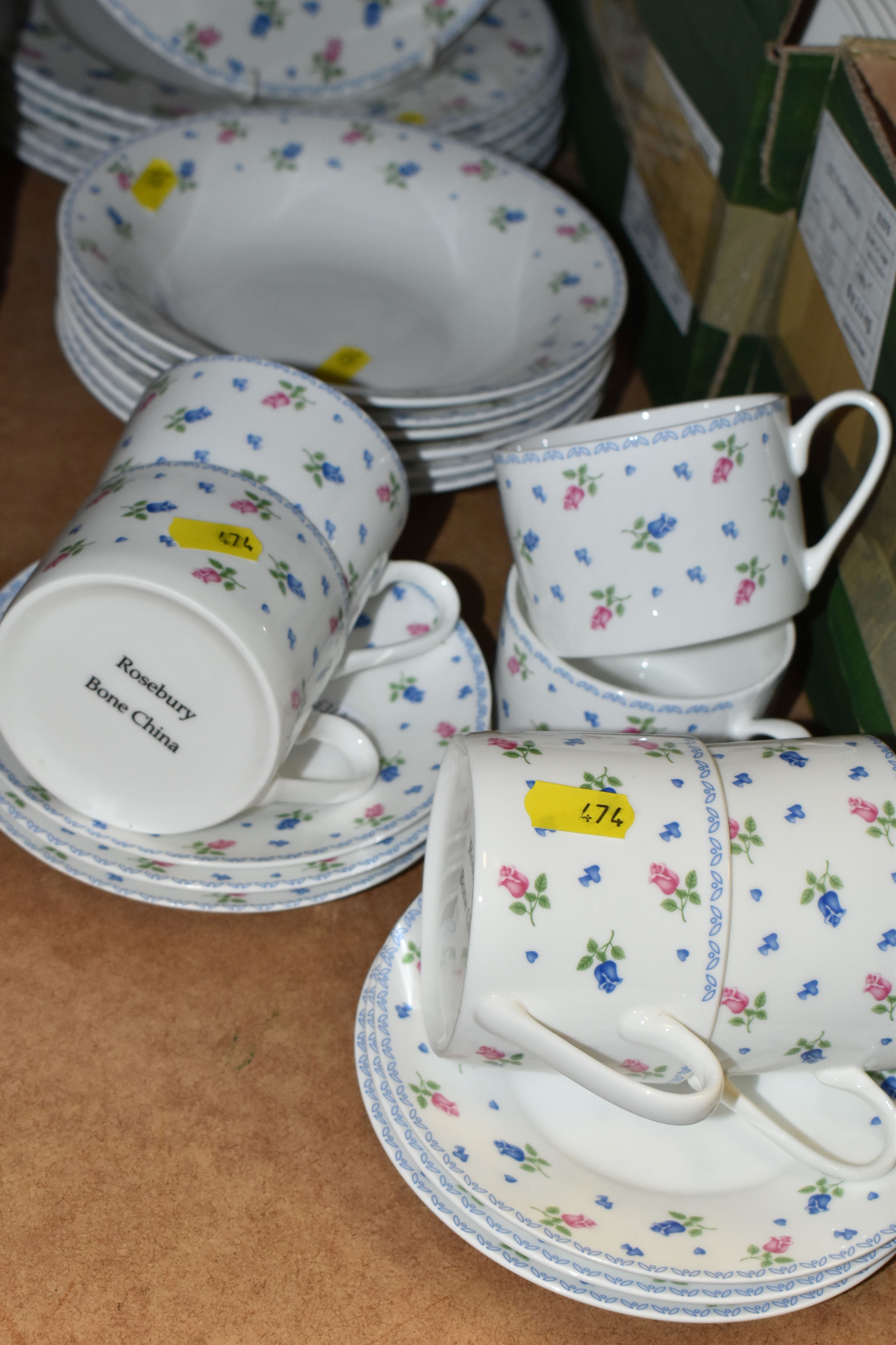 TWO BOXES AND LOOSE ROYAL DOULTON 'TUMBLING LEAVES' PATTERN DINNER SET, to include dinner plates, - Image 2 of 5