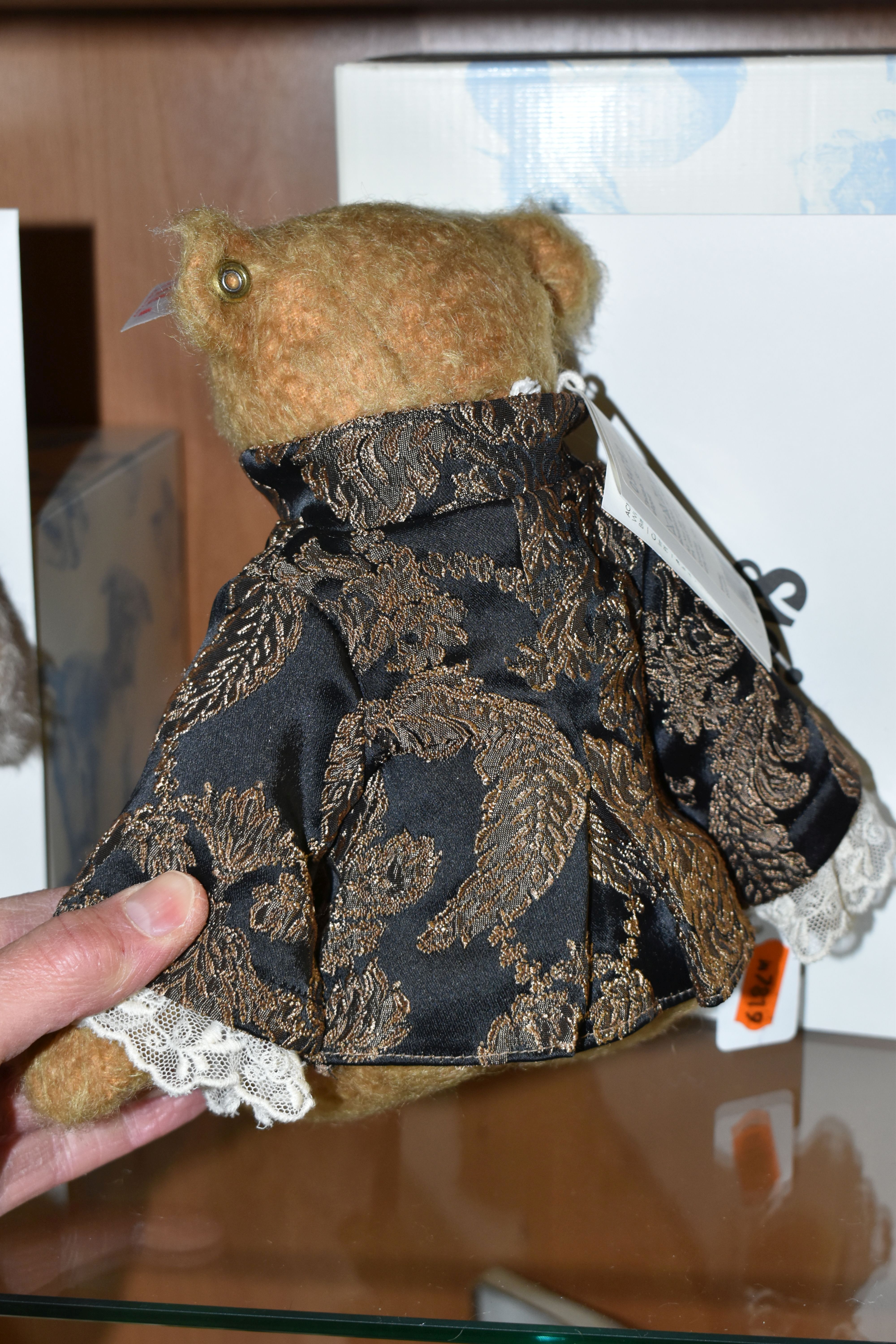A BOXED LIMITED EDITION STEIFF SIR EDWARD TEDDY BEAR, with old gold mohair and cotton 'fur', gold - Image 3 of 3