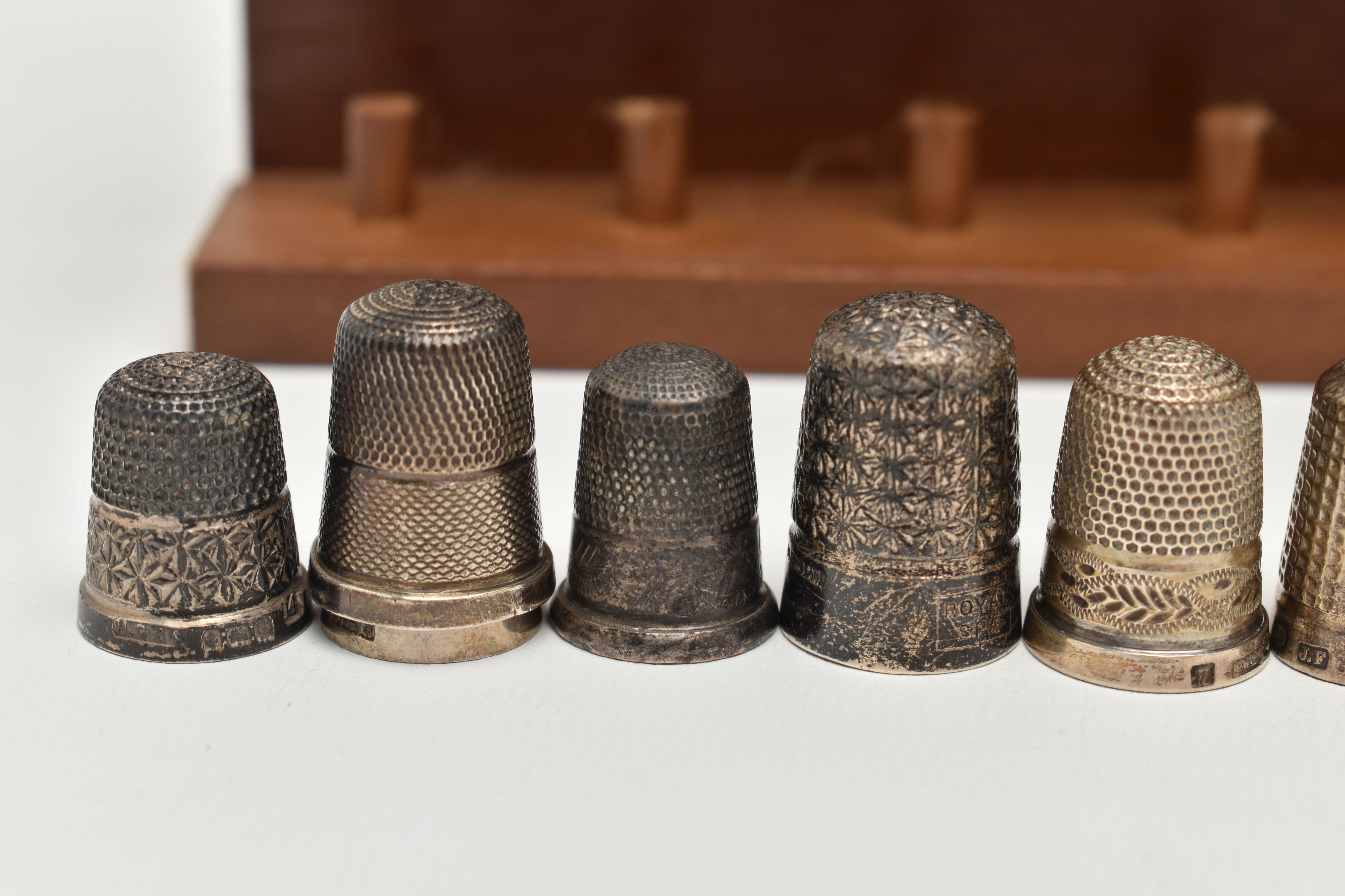 A SELECTION OF SILVER THIMBLES AND TWO DISPLAY SHELVES, to include twenty-one thimbles, various - Image 2 of 6