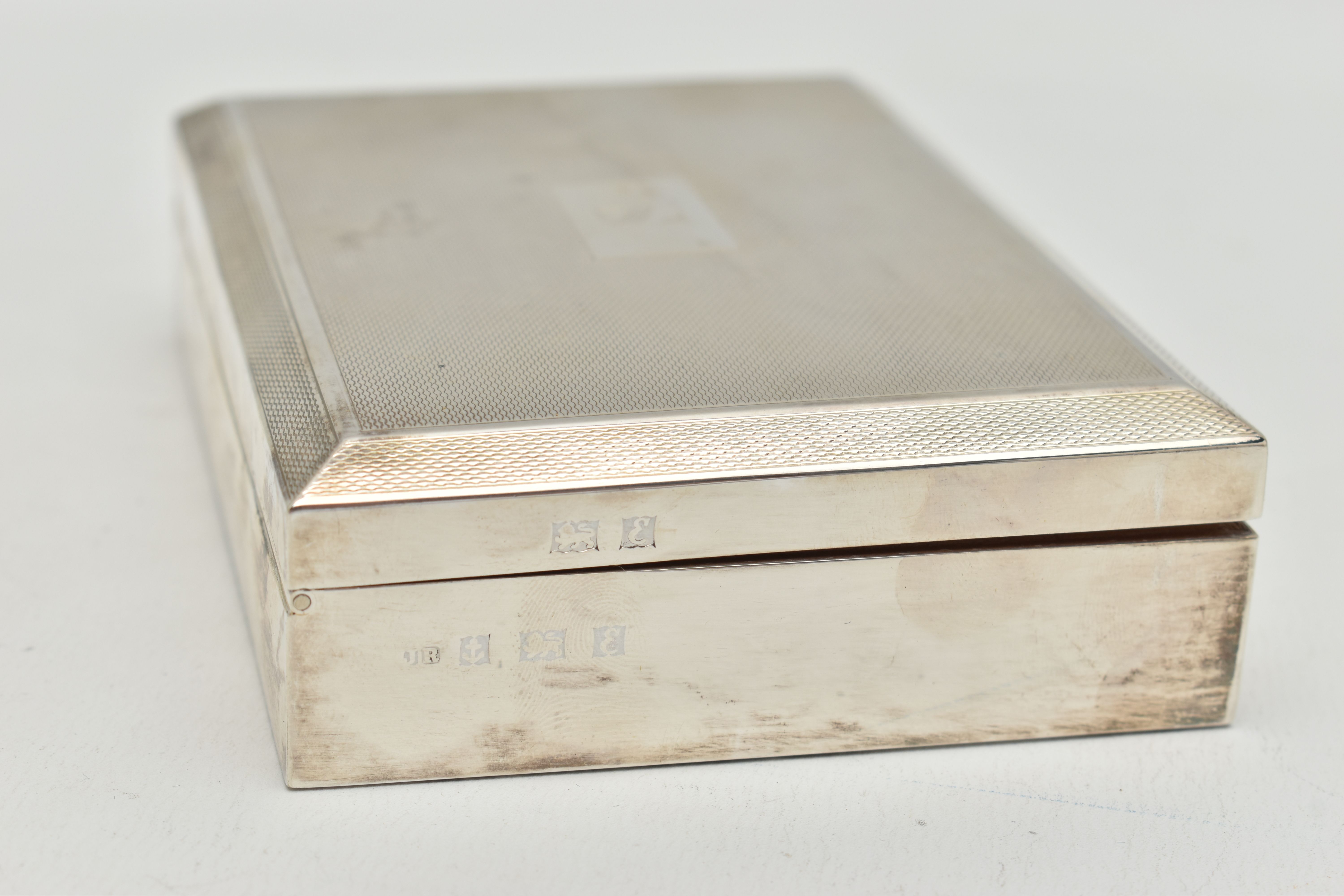 AN ELIZABETH II SILVER CIGARETTE CASE OF RECTANGULAR FORM, the engine turned hinged lid with 'S' - Image 4 of 8