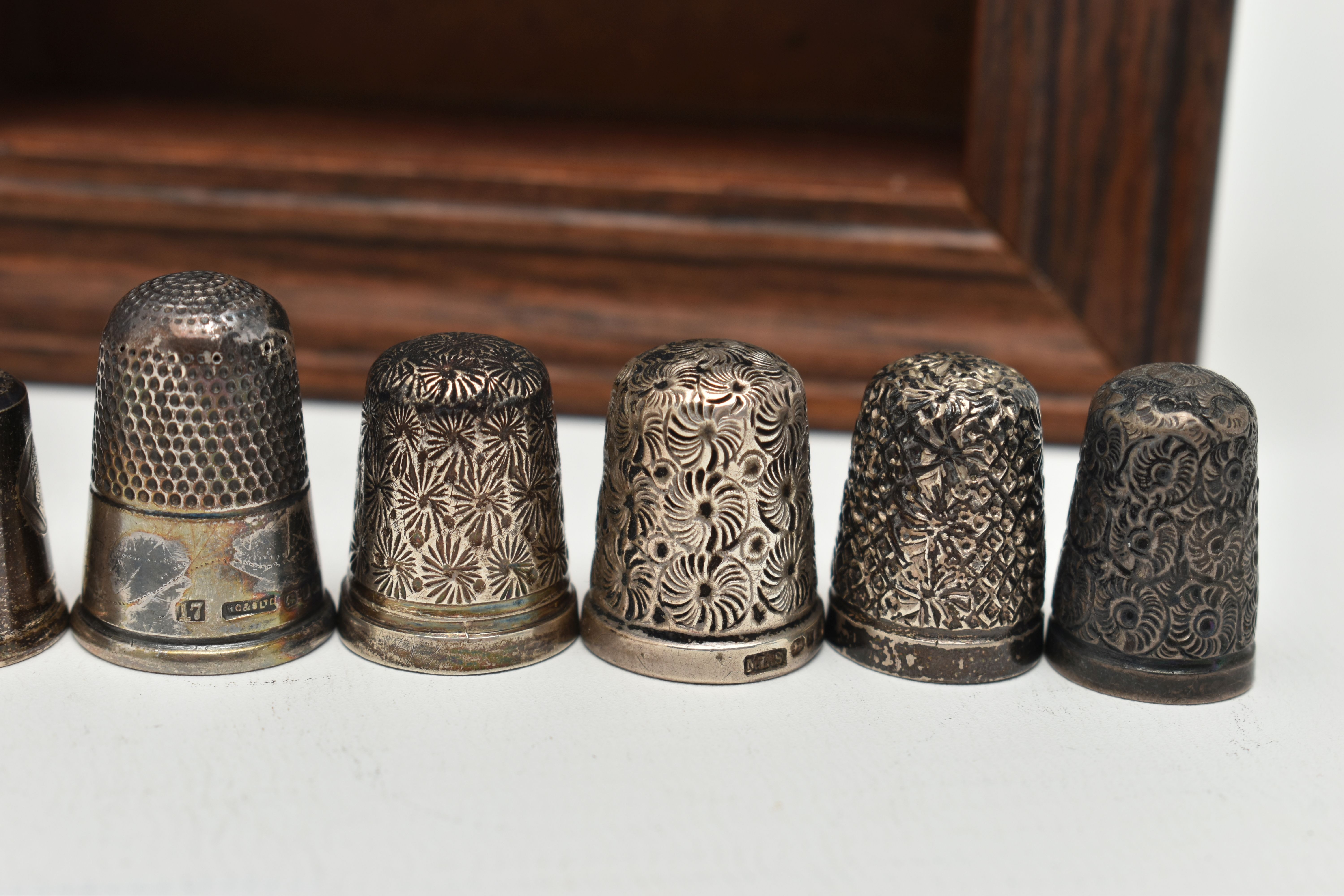 A SELECTION OF SILVER THIMBLES AND TWO DISPLAY SHELVES, to include twenty-one thimbles, various - Image 6 of 6