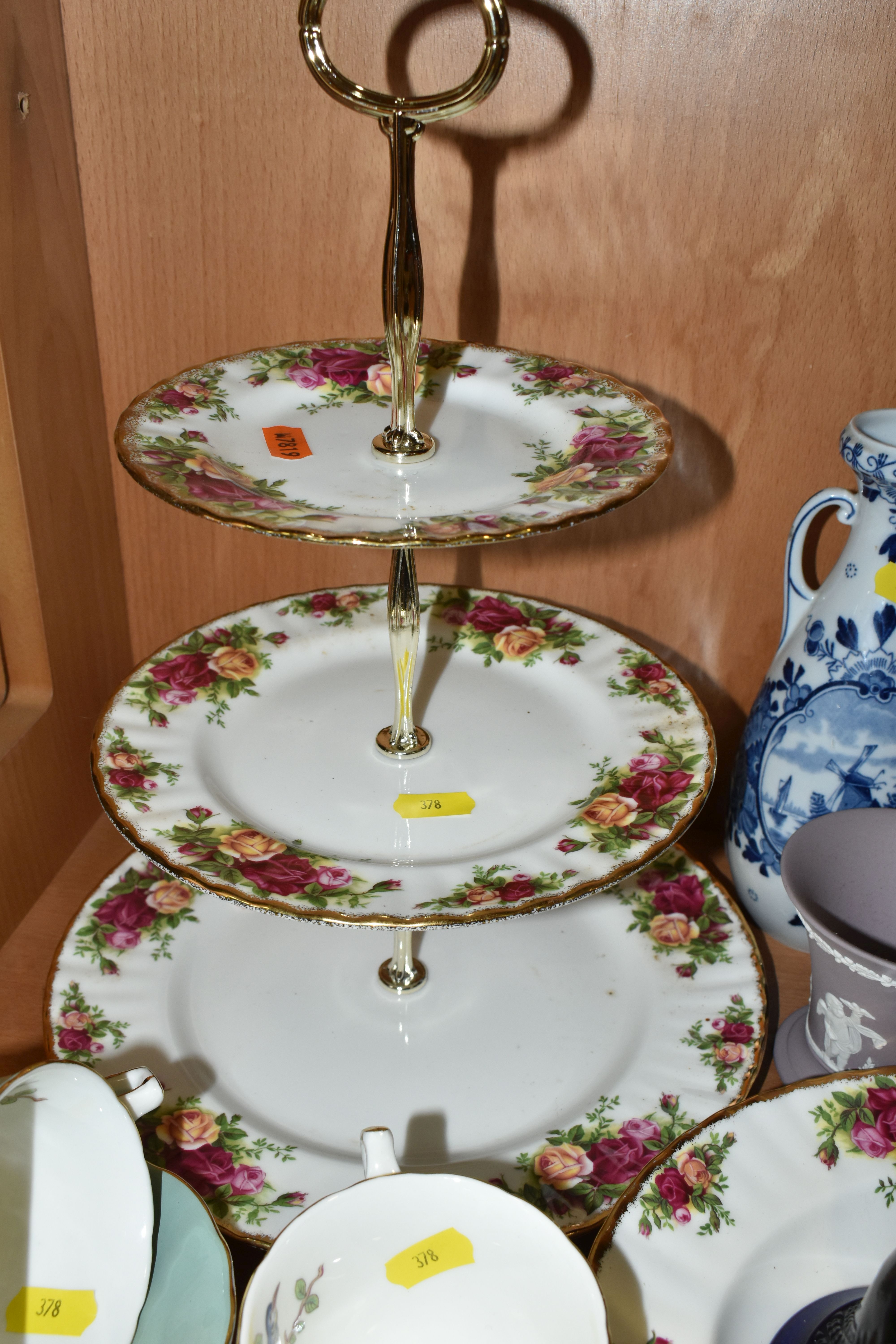 A SMALL COLLECTION OF NAMED CERAMICS ETC, to include a boxed Royal Doulton 'Linda' figurine, two - Image 8 of 10