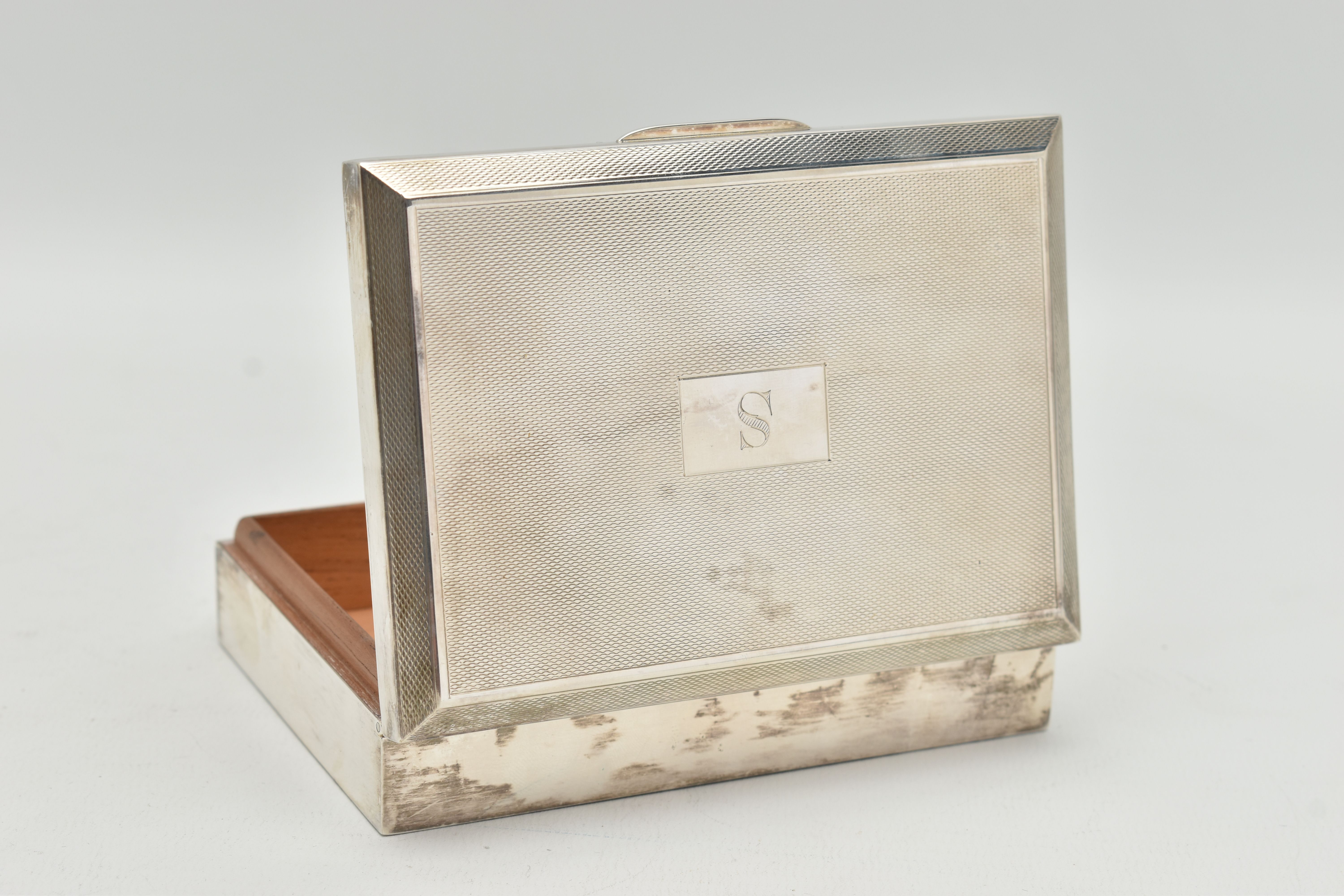 AN ELIZABETH II SILVER CIGARETTE CASE OF RECTANGULAR FORM, the engine turned hinged lid with 'S' - Image 5 of 8
