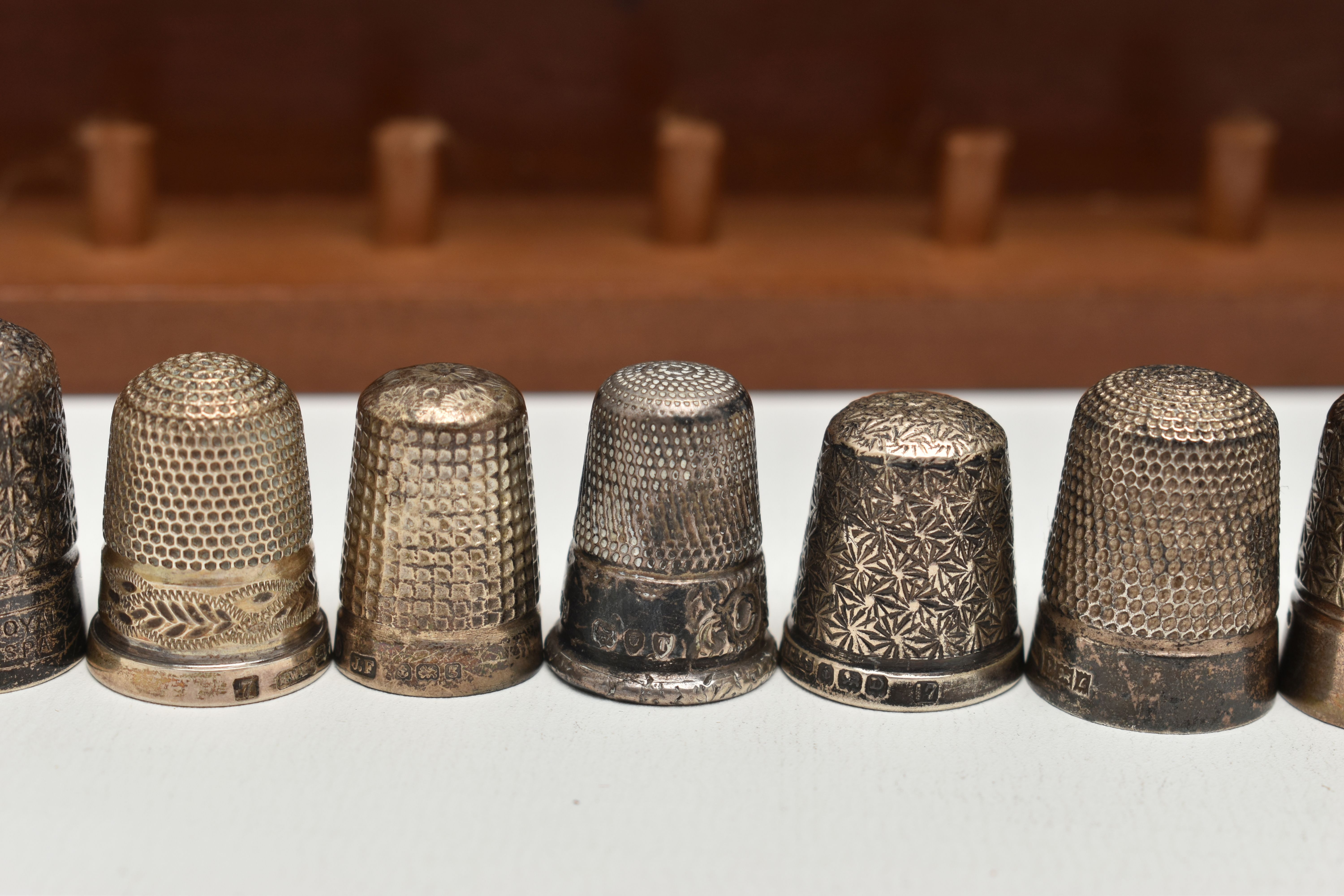 A SELECTION OF SILVER THIMBLES AND TWO DISPLAY SHELVES, to include twenty-one thimbles, various - Image 3 of 6