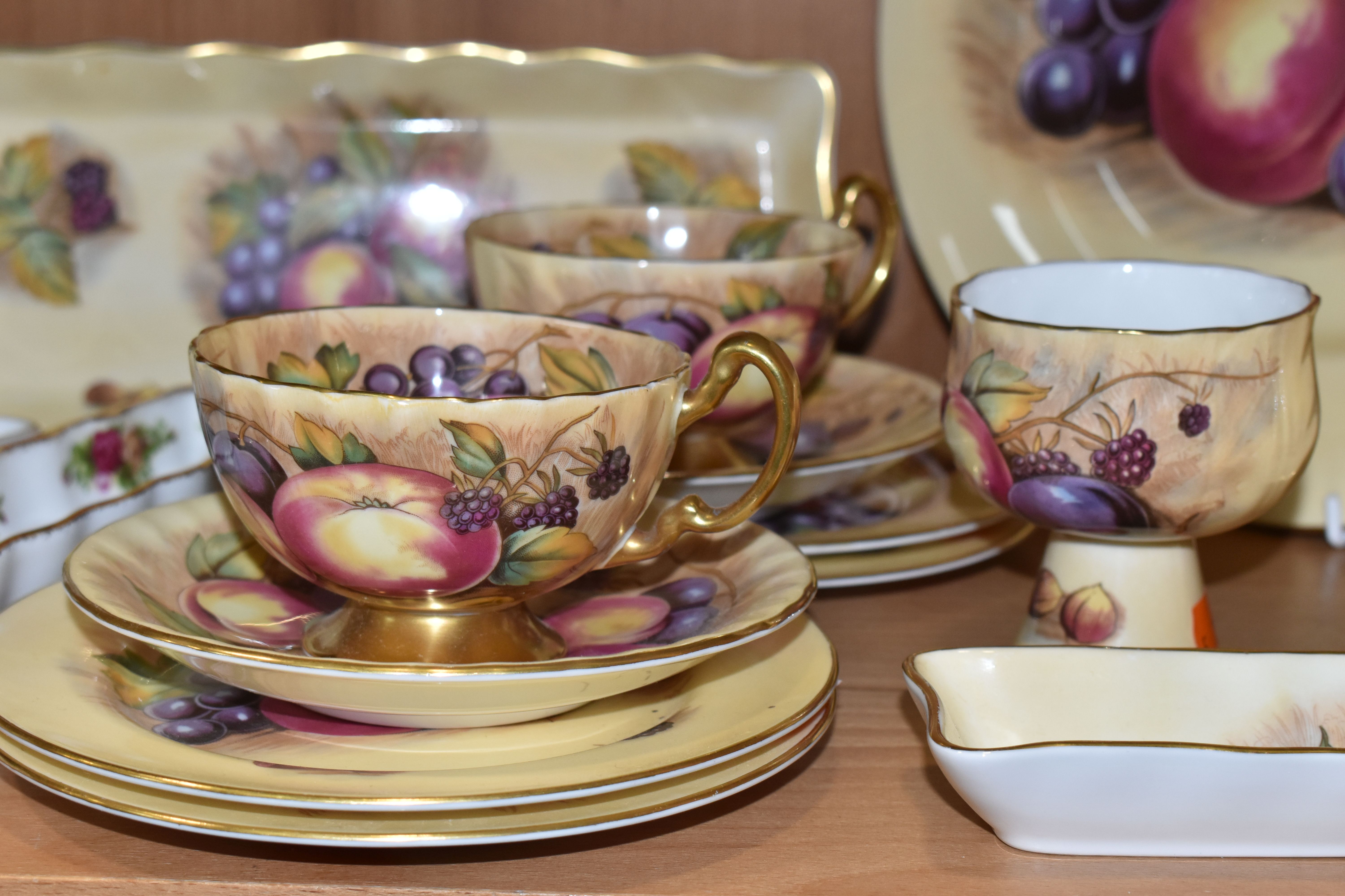 A GROUP OF AYNSLEY 'ORCHARD GOLD' TEAWARE, comprising two tea cups (marked as second quality), two - Image 7 of 8