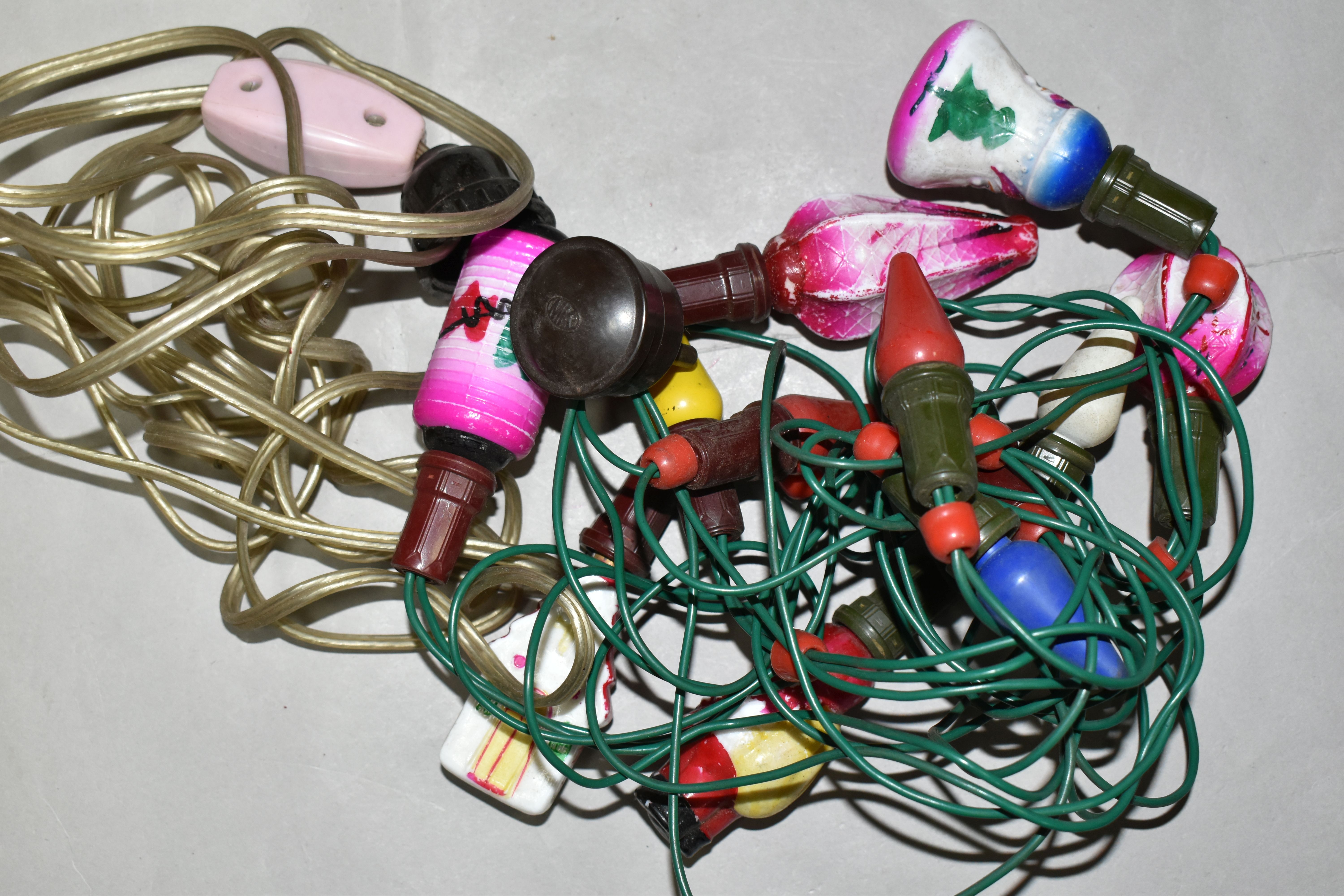 A BOX OF VINTAGE CHRISTMAS LIGHTS, one set with twelve non-matching bulbs attached, two pin plug - Image 4 of 4