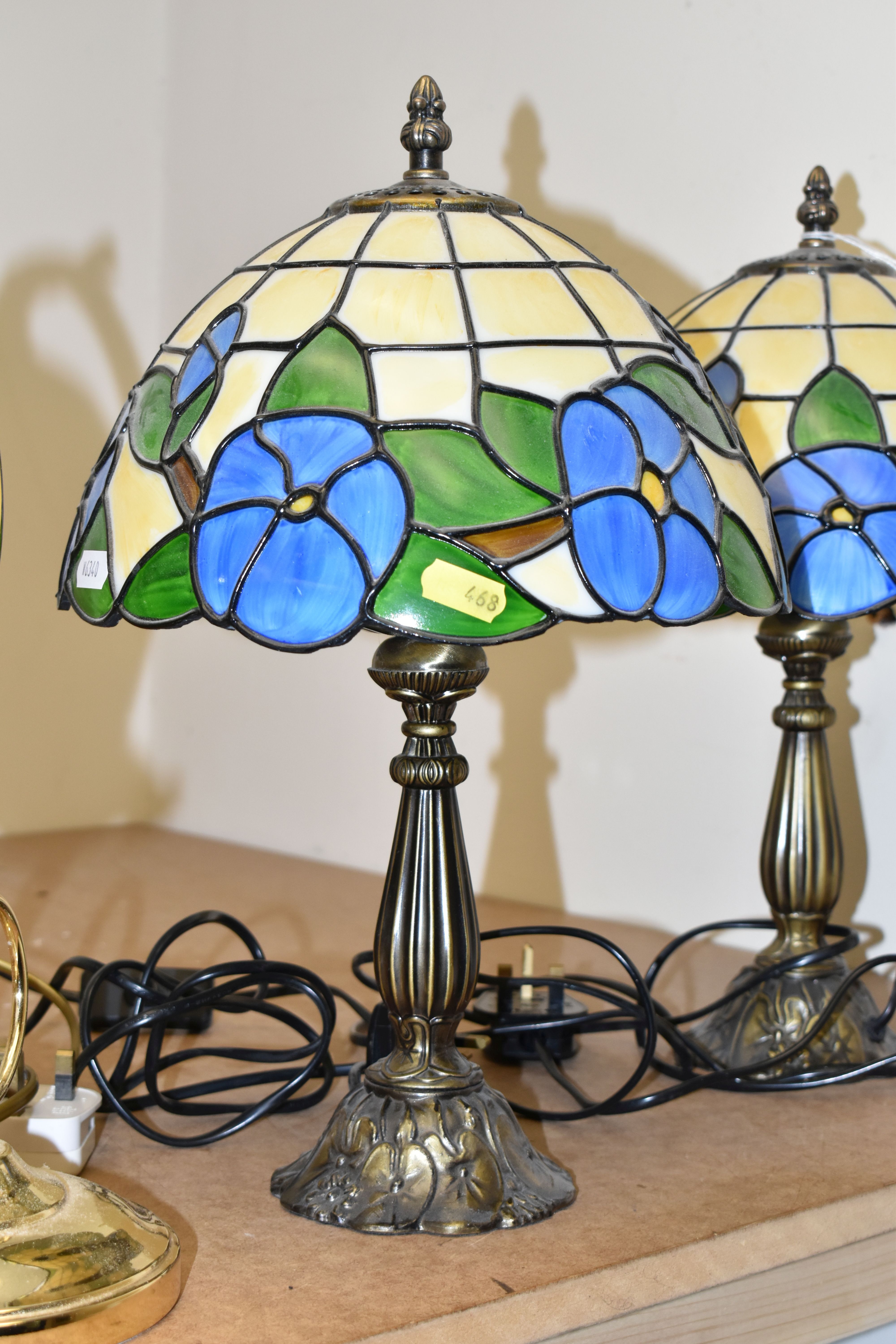 A GROUP OF TABLE LAMPS, to include a pair of 'Tiffany' style lamps with coloured plastic shades, a - Image 4 of 6