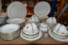 A WEDGWOOD 'COLCHESTER' PATTERN DINNER SERVICE, comprising a large oval meat plate, eight soup