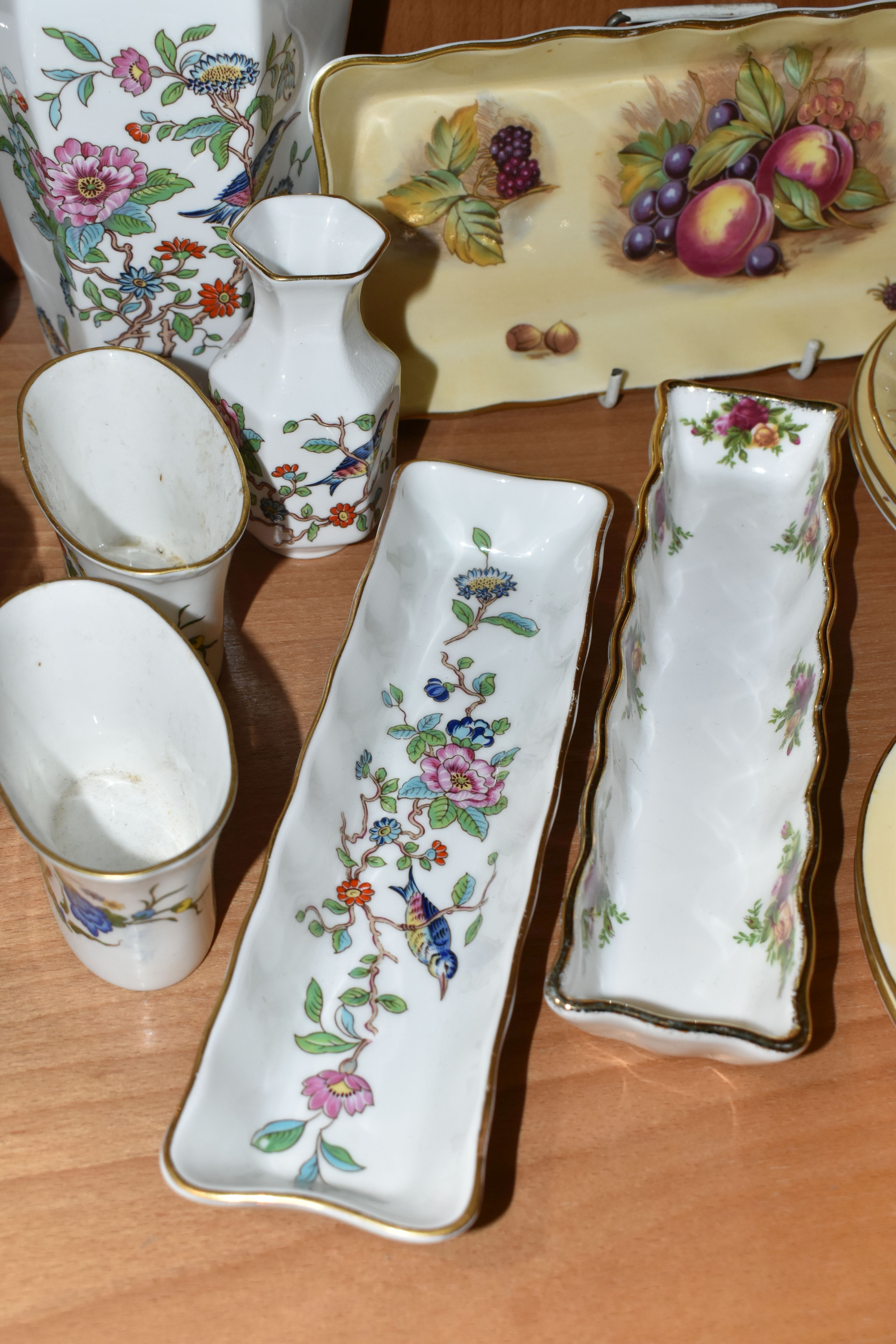 A GROUP OF AYNSLEY 'ORCHARD GOLD' TEAWARE, comprising two tea cups (marked as second quality), two - Image 5 of 8