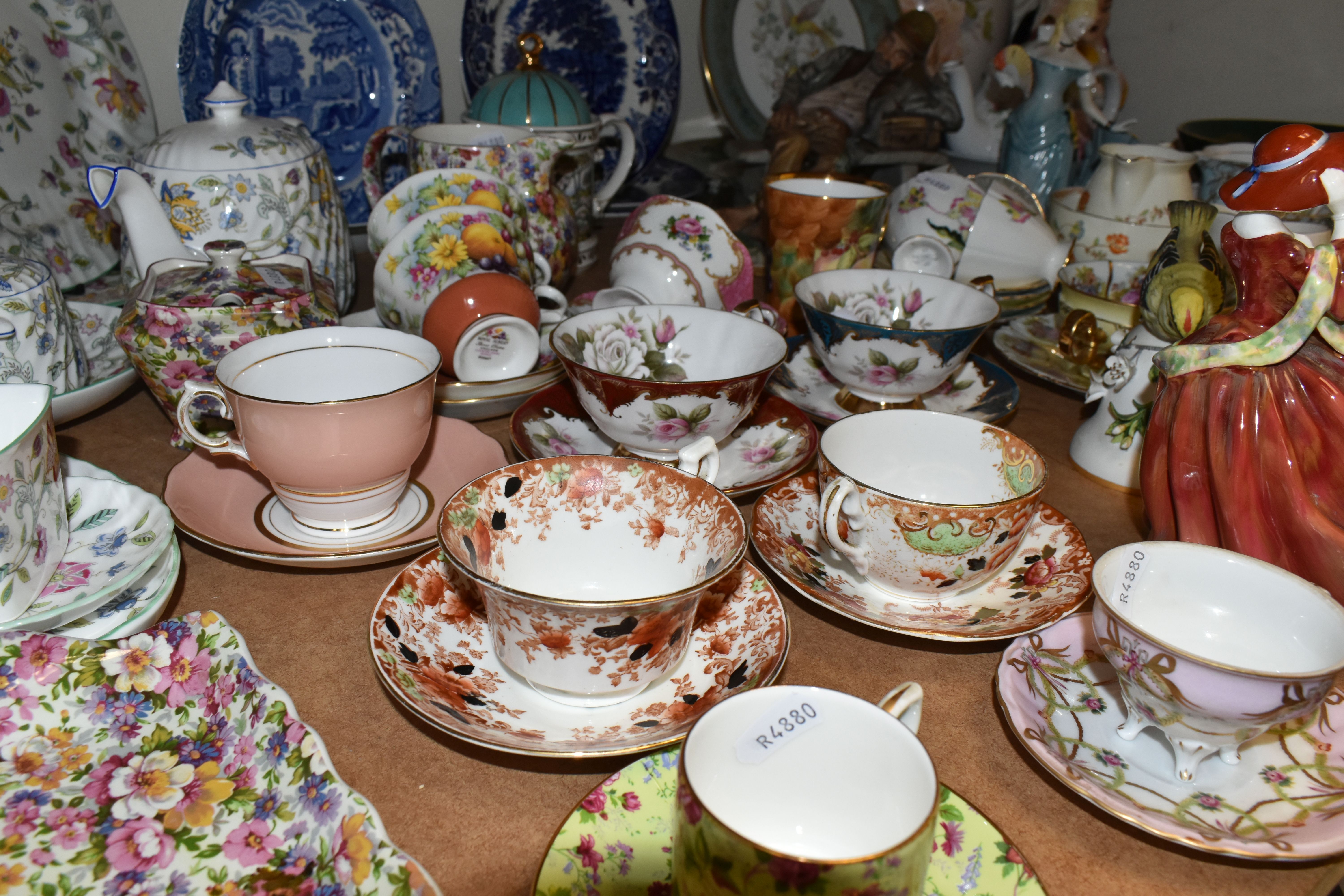 A LARGE QUANTITY OF TEAWARE AND ORNAMENTS, comprising a Royal Doulton 'Top ó The Hill' HN1834 figure - Image 14 of 19