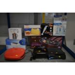 A SELECTION OF BOXED/UNBOXES KITCHEN ELECTRICAL ITEMS, to include a Swan grill chef cooking plate, a