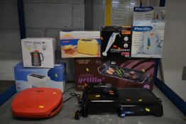 A SELECTION OF BOXED/UNBOXES KITCHEN ELECTRICAL ITEMS, to include a Swan grill chef cooking plate, a