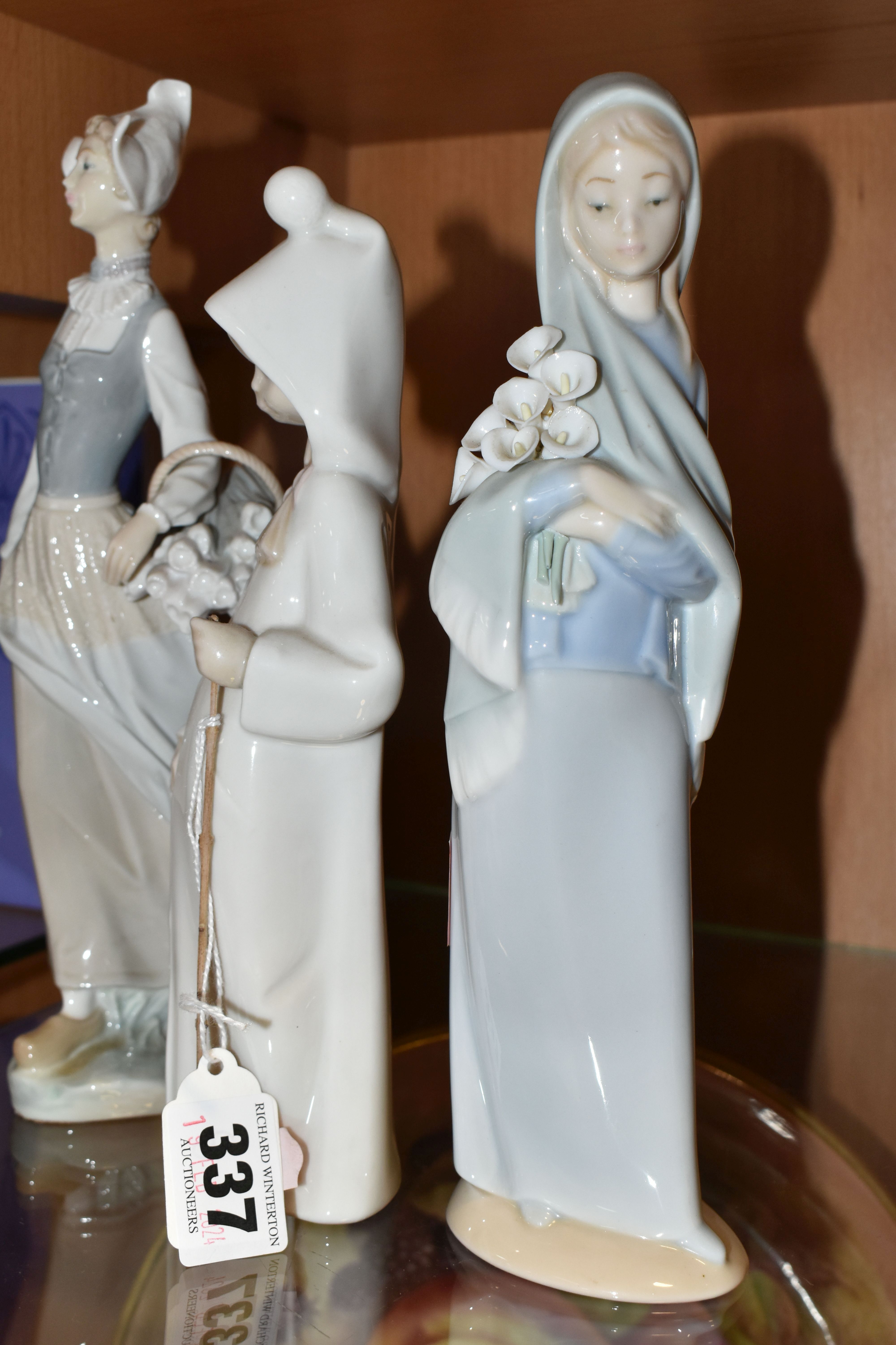 A GROUP OF THREE LLADRO FIGURINES, comprising 4860 'Genteel Dutch Girl', 4678 'Shepherdess with - Image 3 of 6