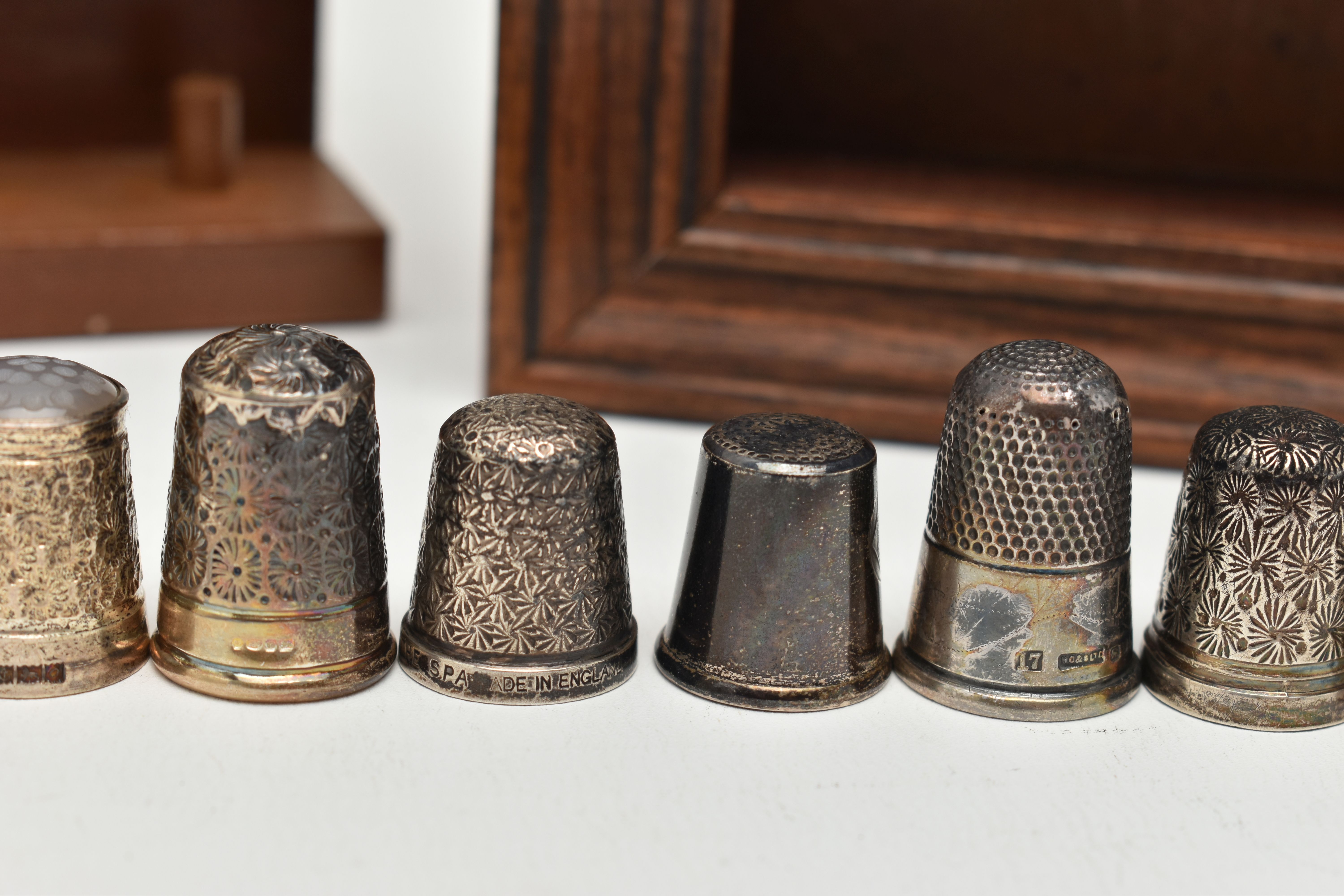A SELECTION OF SILVER THIMBLES AND TWO DISPLAY SHELVES, to include twenty-one thimbles, various - Image 5 of 6