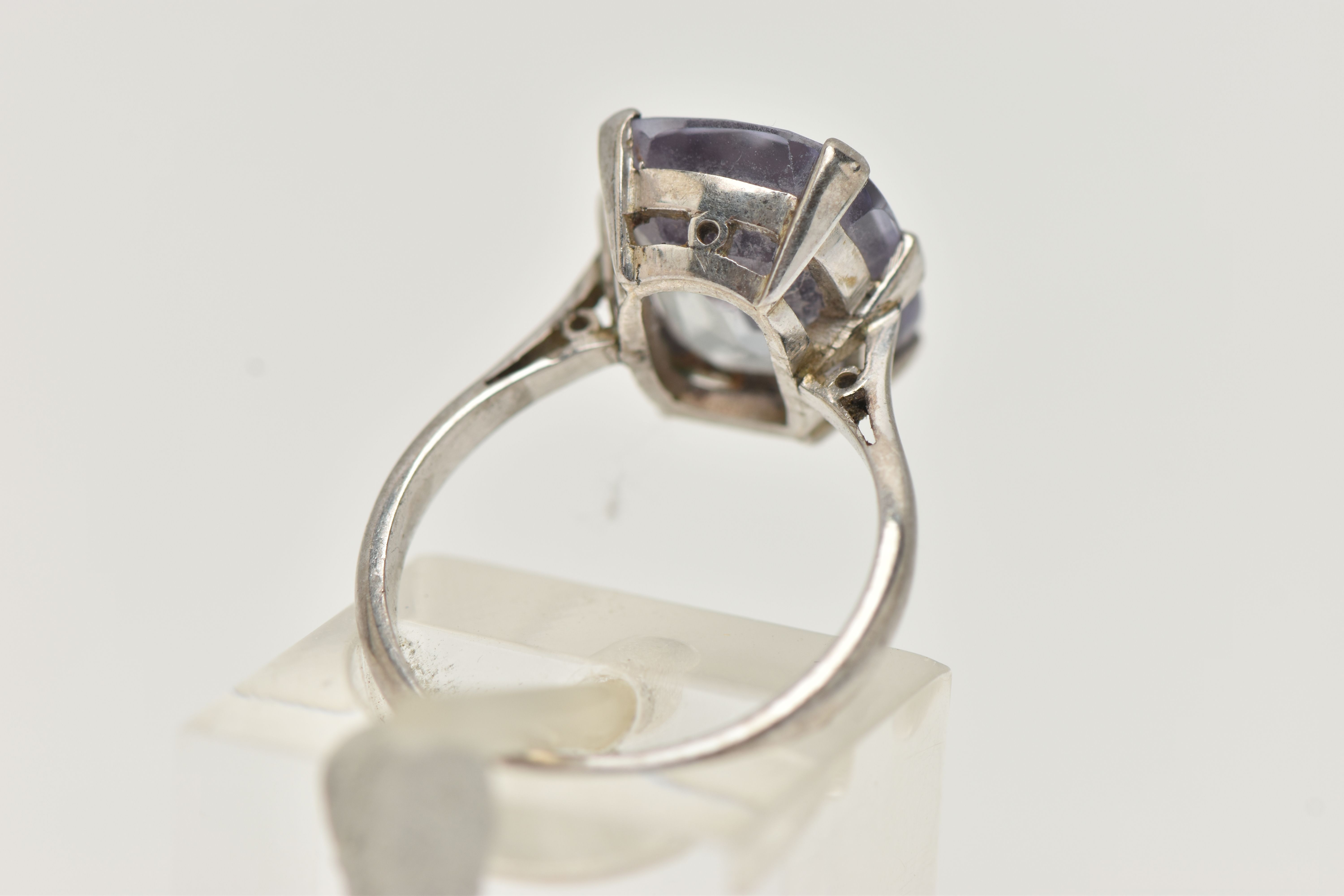A GEM SET RING, an elongated cushion cut bule stone, assessed as synthetic sapphire, prong set in - Image 3 of 4