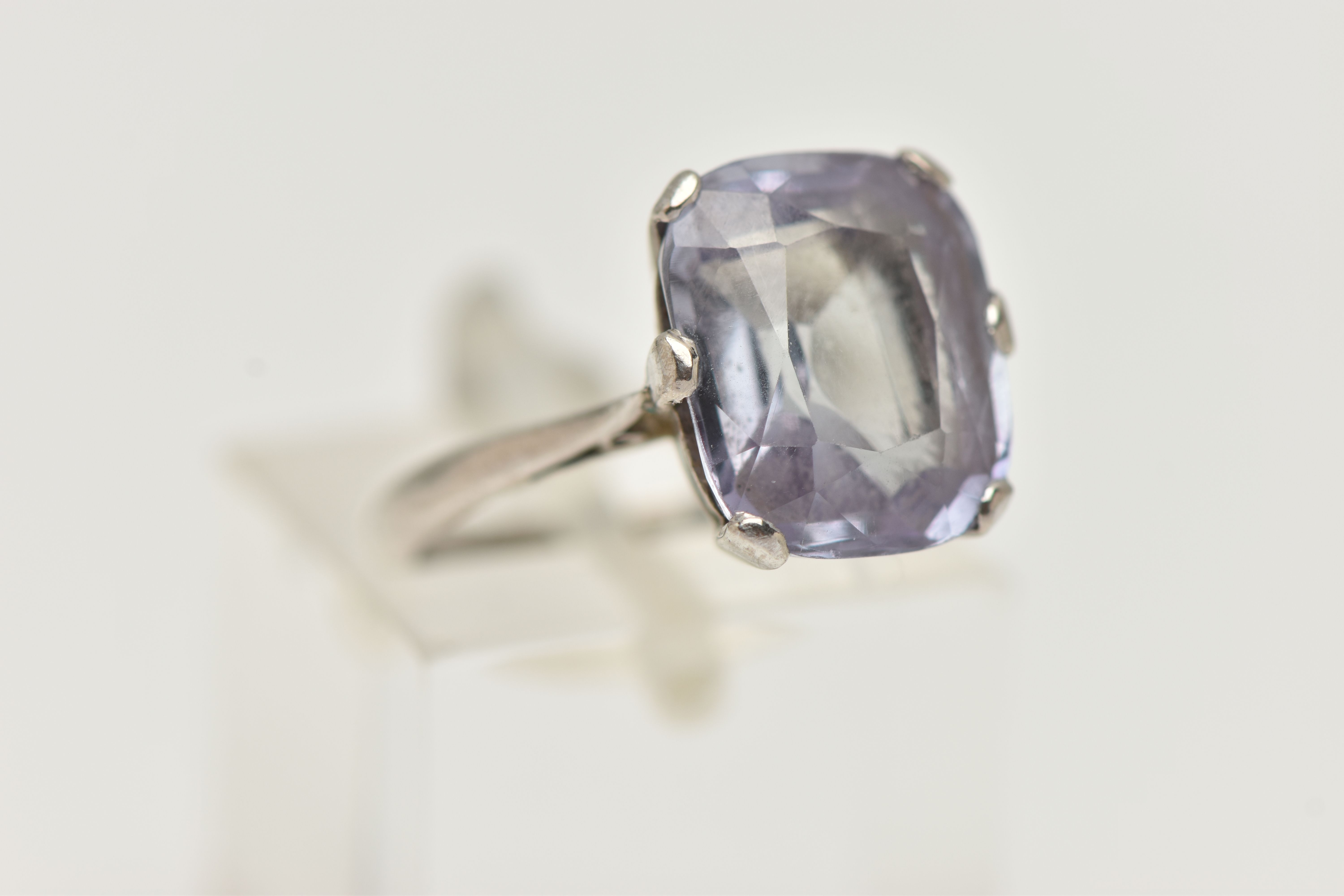 A GEM SET RING, an elongated cushion cut bule stone, assessed as synthetic sapphire, prong set in - Image 4 of 4