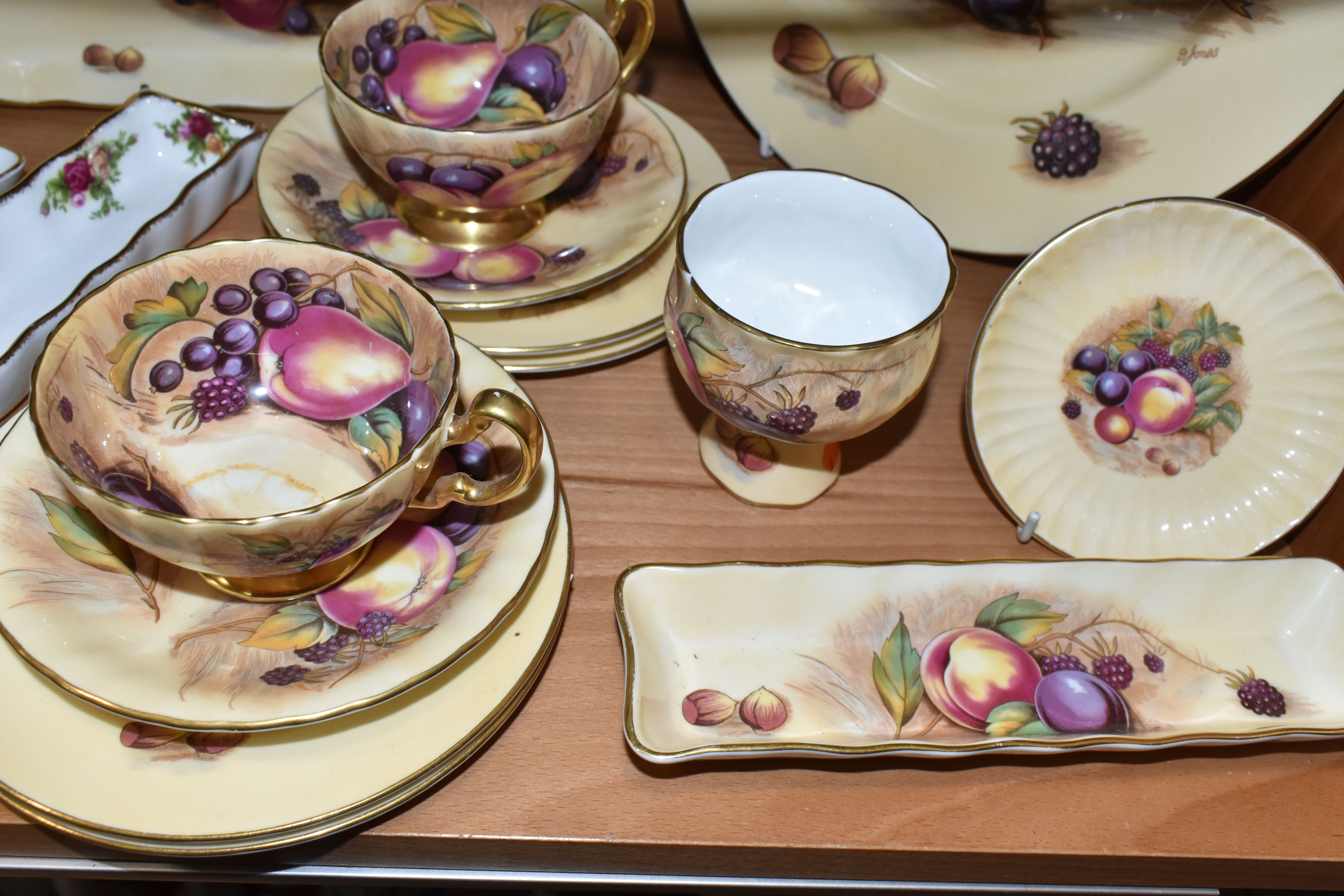 A GROUP OF AYNSLEY 'ORCHARD GOLD' TEAWARE, comprising two tea cups (marked as second quality), two - Image 6 of 8