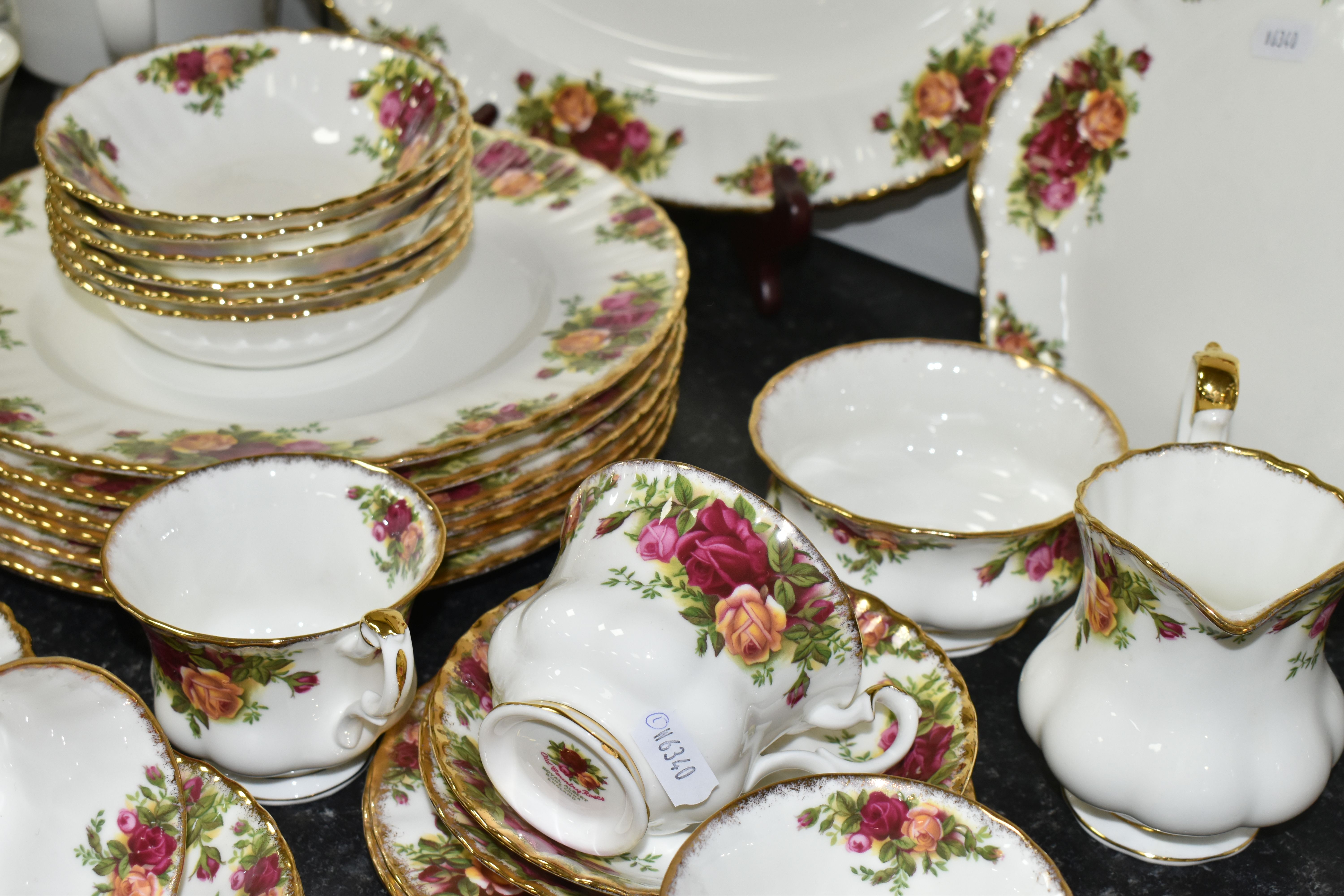 ROYAL ALBERT 'OLD COUNTRY ROSES' SIX PLACE PART DINNER SERVICE, comprising dinner plates, cups, - Image 5 of 6