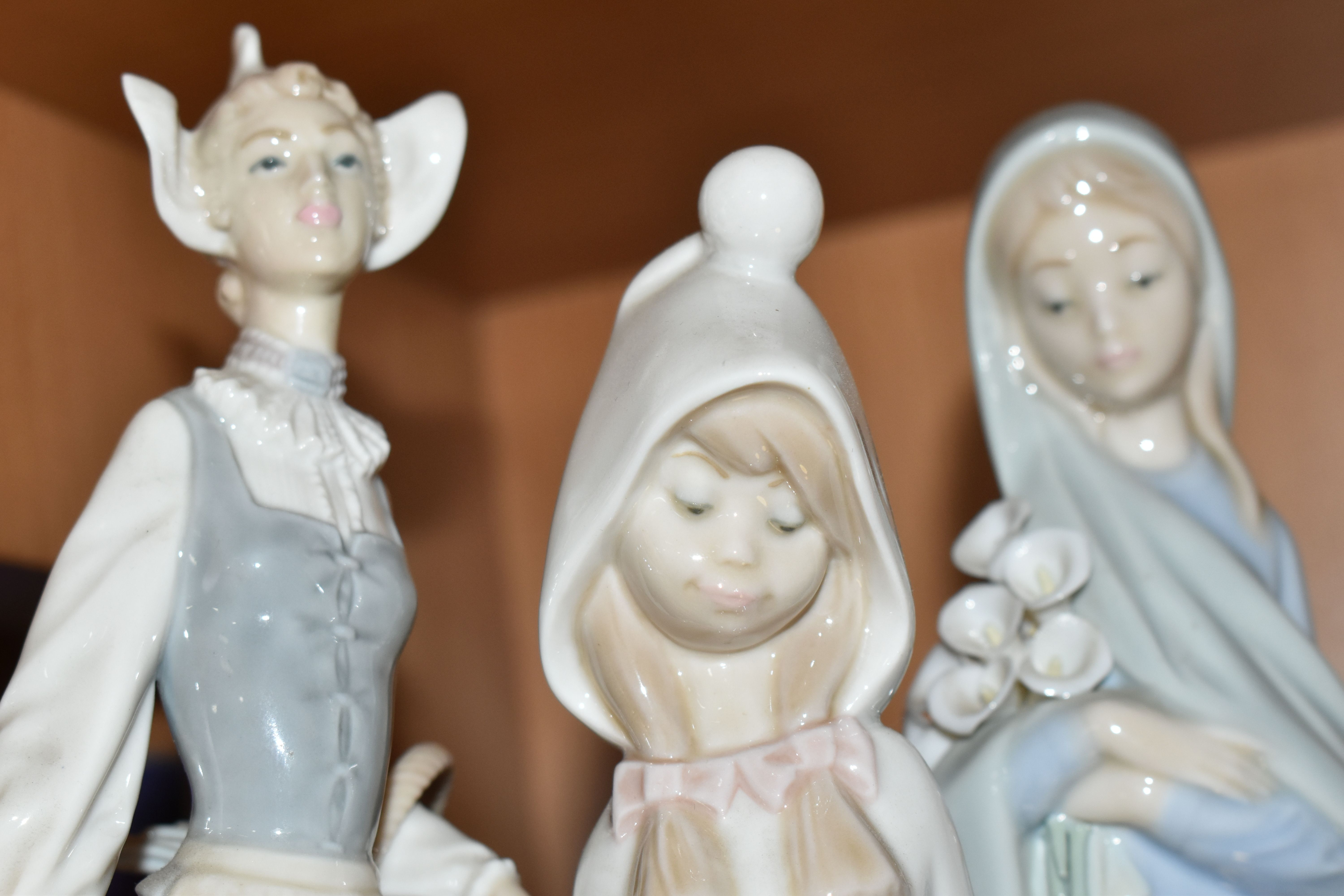 A GROUP OF THREE LLADRO FIGURINES, comprising 4860 'Genteel Dutch Girl', 4678 'Shepherdess with - Image 6 of 6