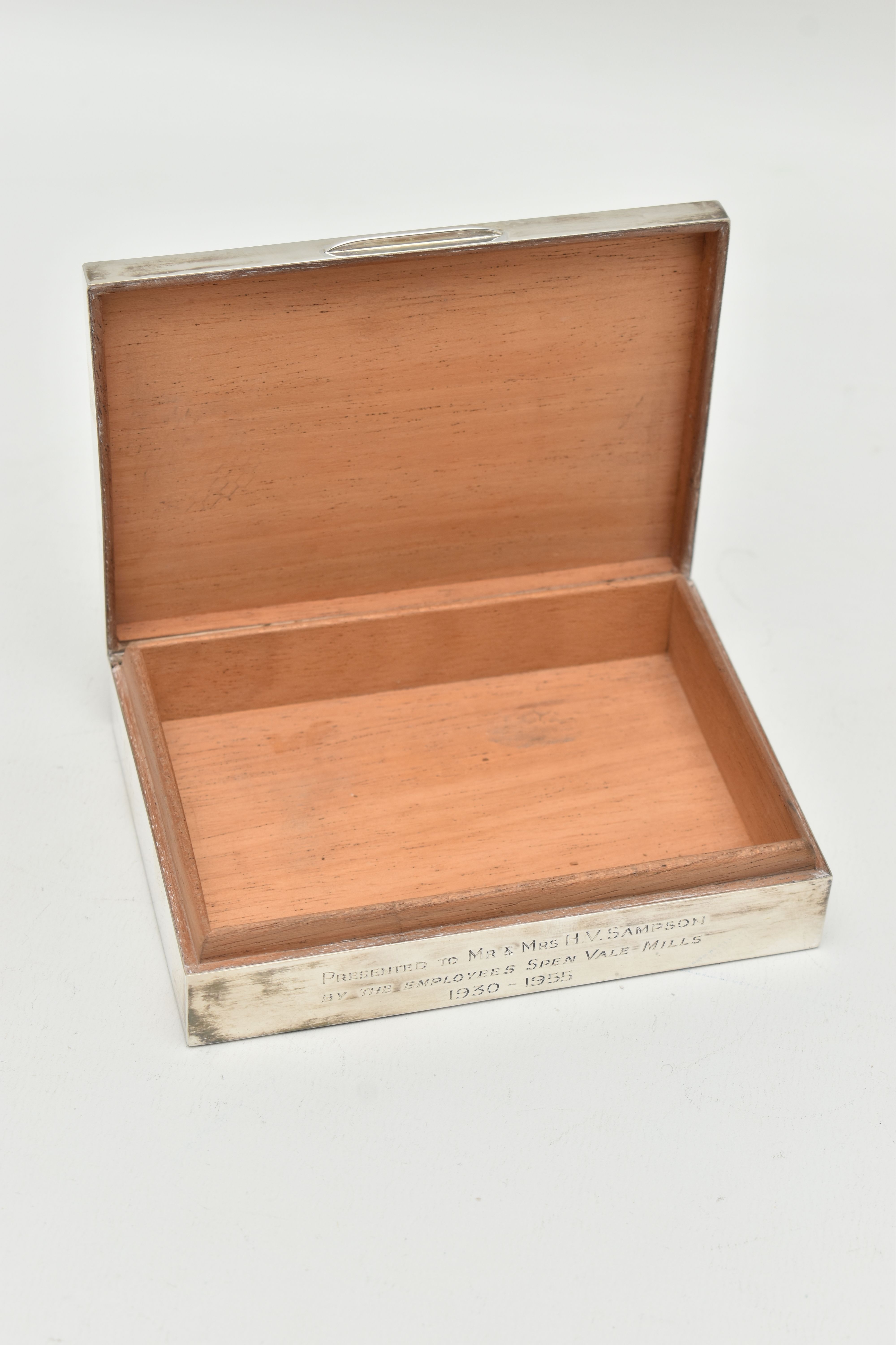 AN ELIZABETH II SILVER CIGARETTE CASE OF RECTANGULAR FORM, the engine turned hinged lid with 'S' - Image 3 of 8