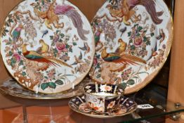 THREE ROYAL CROWN DERBY 'OLDE AVESBURY' PATTERN CABINET PLATES AND IMARI 2451 PATTERN CUP AND