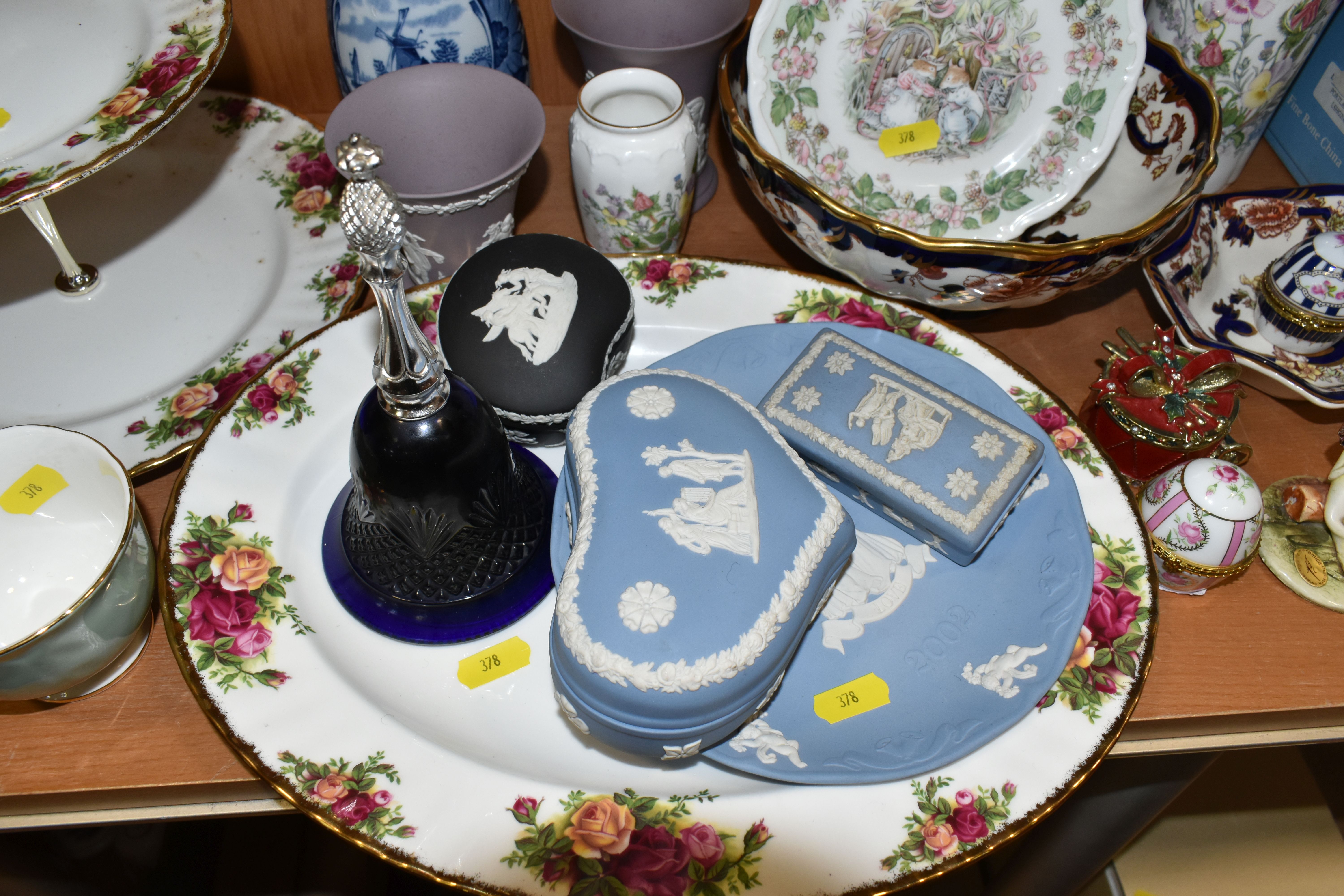 A SMALL COLLECTION OF NAMED CERAMICS ETC, to include a boxed Royal Doulton 'Linda' figurine, two - Image 5 of 10