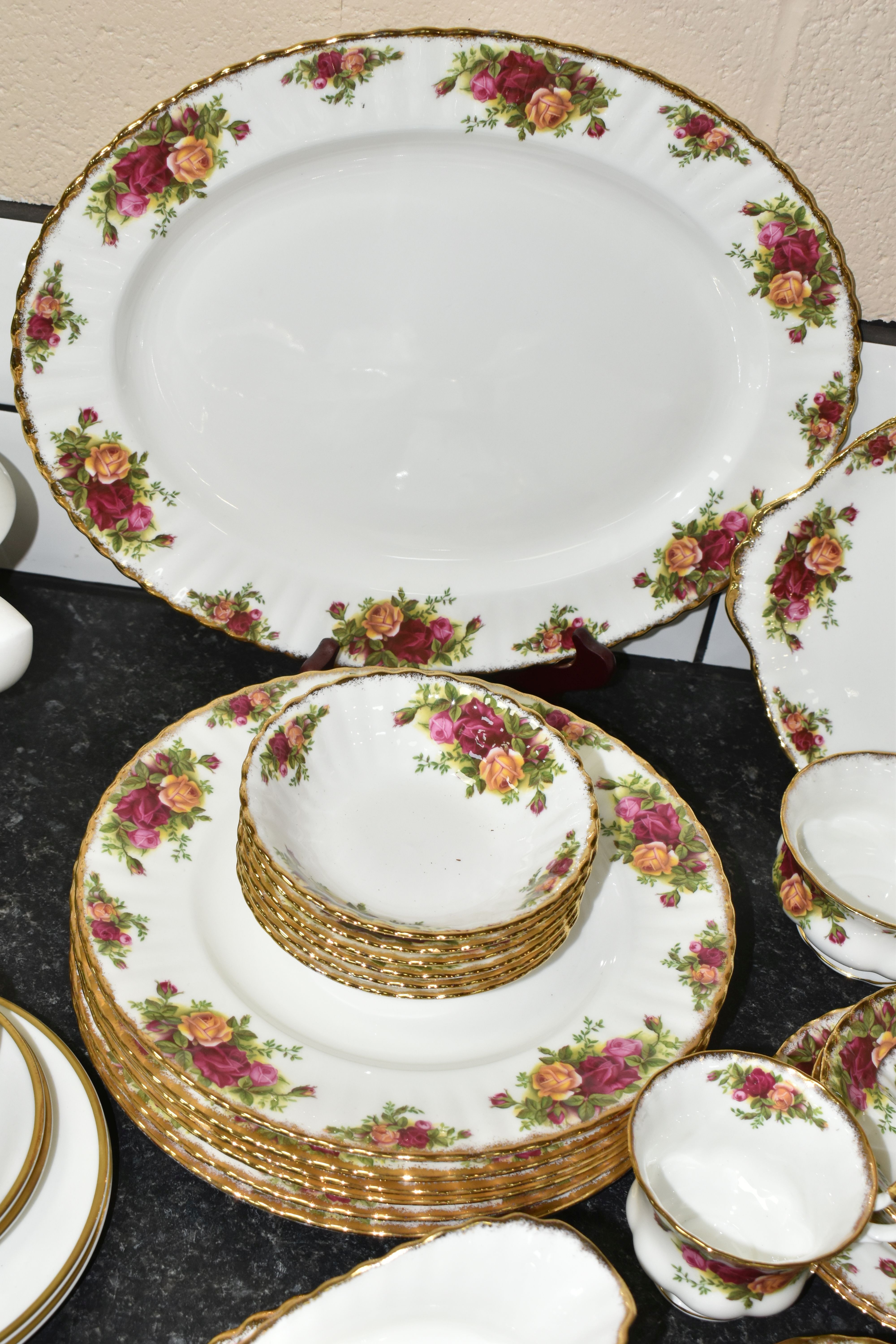 ROYAL ALBERT 'OLD COUNTRY ROSES' SIX PLACE PART DINNER SERVICE, comprising dinner plates, cups, - Image 6 of 6