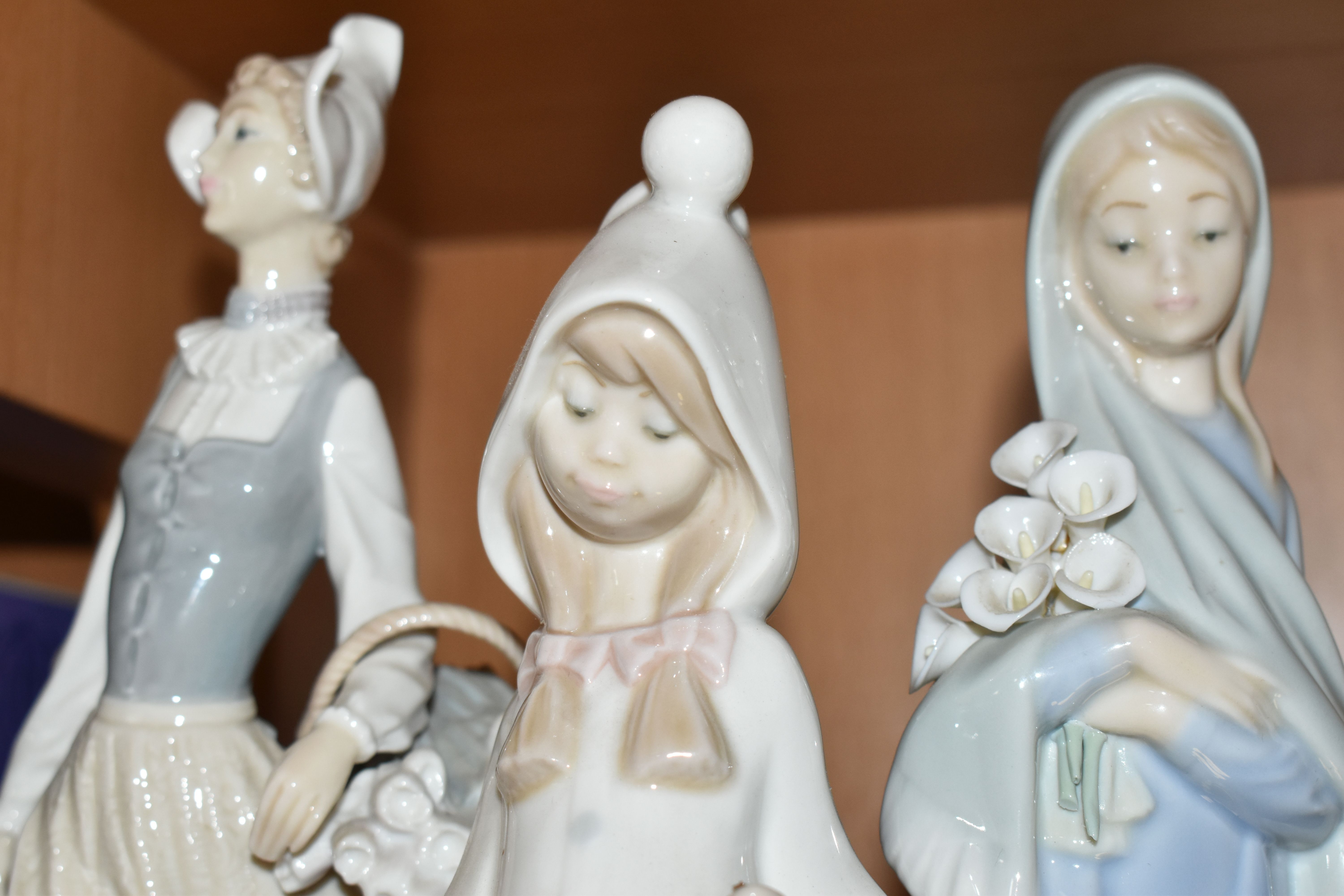 A GROUP OF THREE LLADRO FIGURINES, comprising 4860 'Genteel Dutch Girl', 4678 'Shepherdess with - Image 2 of 6