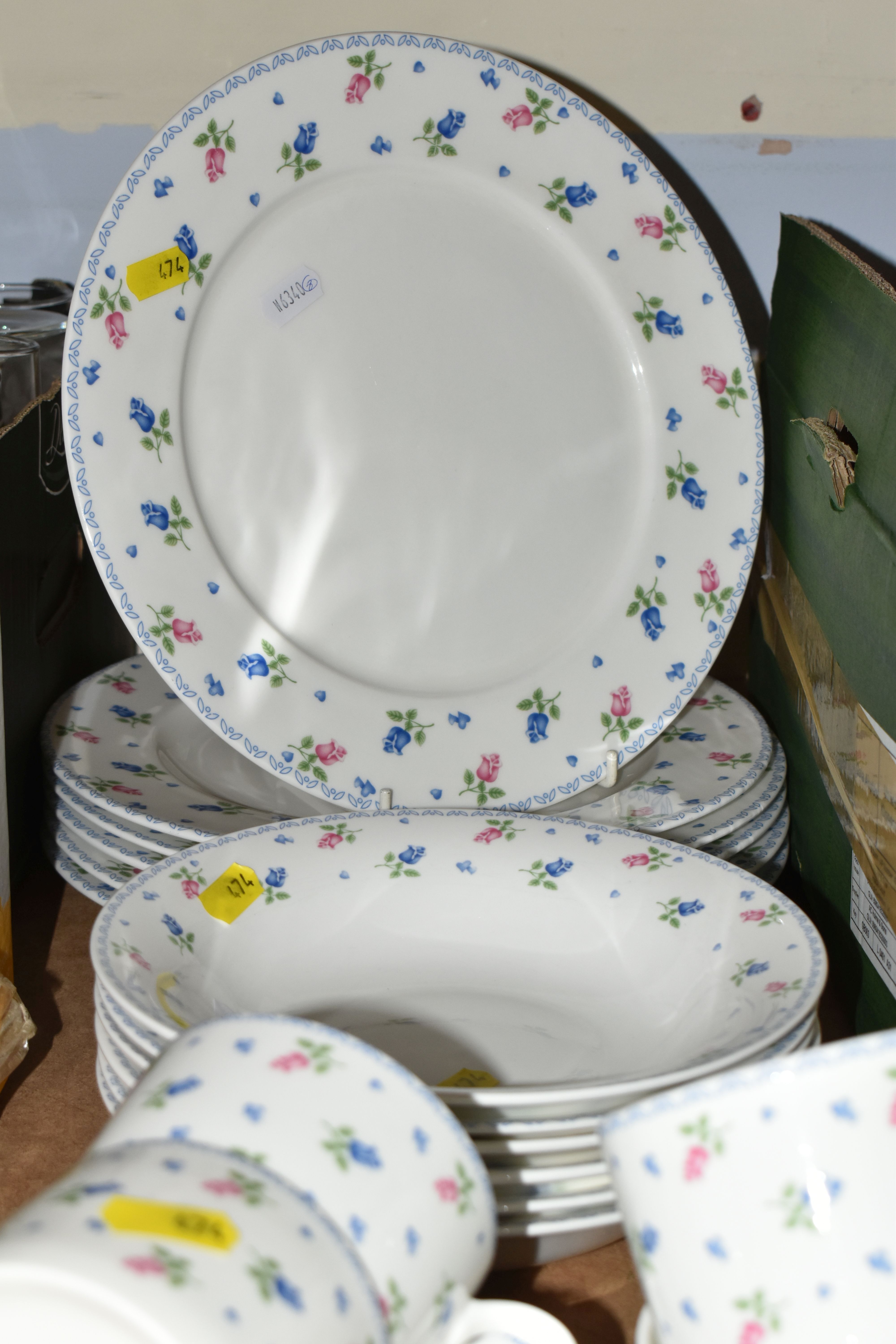 TWO BOXES AND LOOSE ROYAL DOULTON 'TUMBLING LEAVES' PATTERN DINNER SET, to include dinner plates, - Image 3 of 5