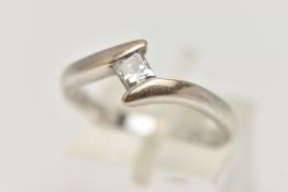 AN 18CT GOLD SINGLE STONE DIAMOND RING, a princess cut diamond, approximate total diamond weight 0.