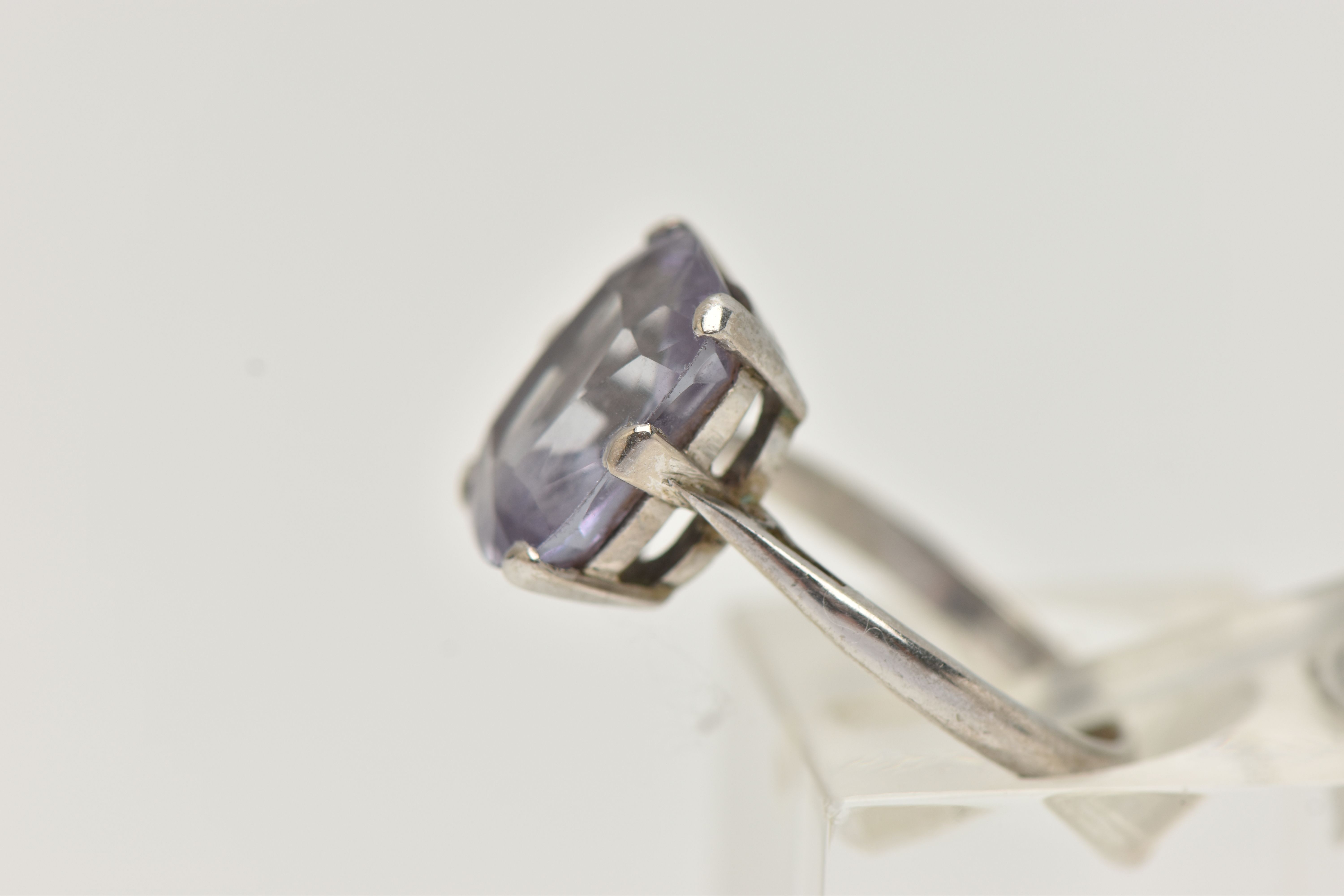 A GEM SET RING, an elongated cushion cut bule stone, assessed as synthetic sapphire, prong set in - Image 2 of 4